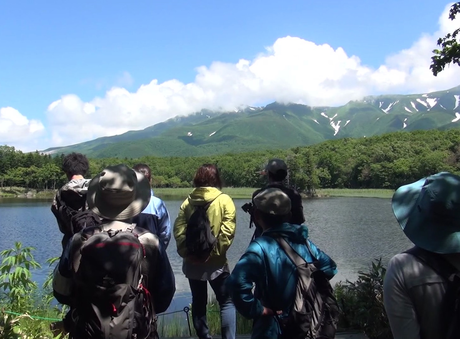 多くの観光客でにぎわう知床半島(資料)