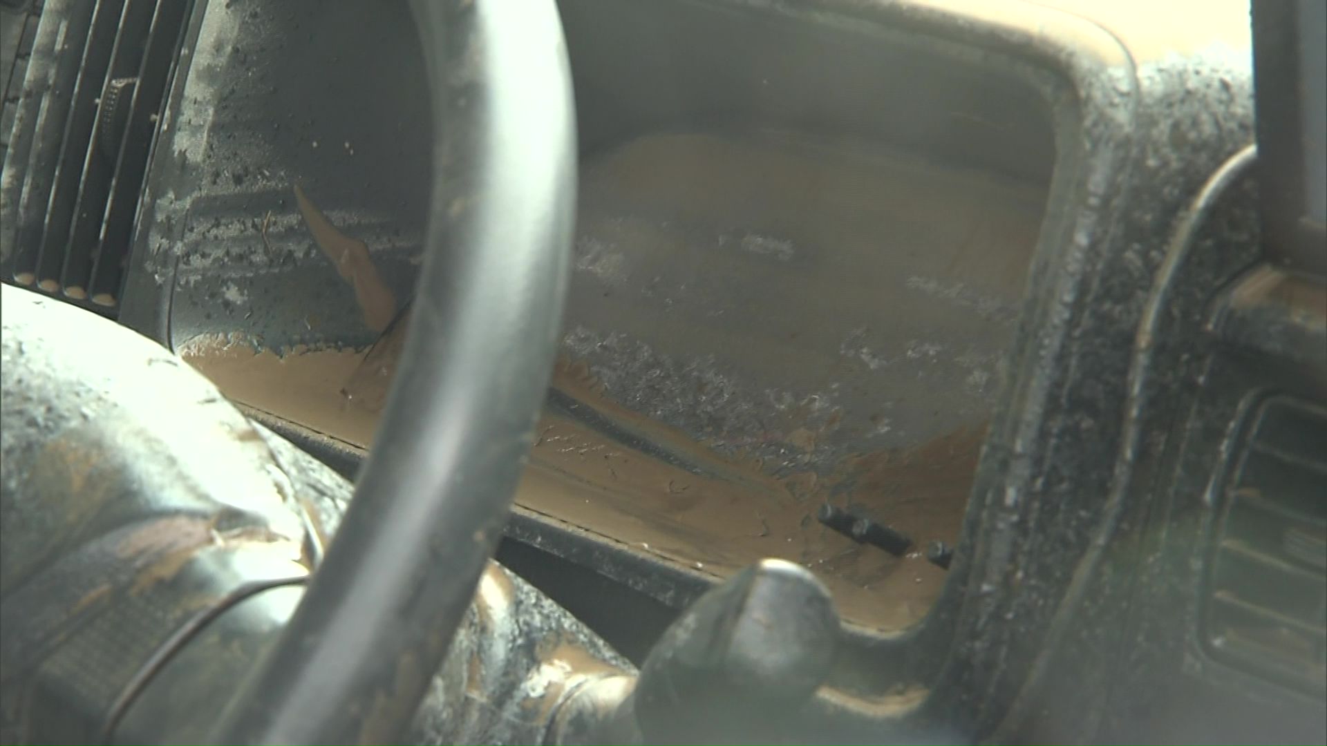 道路冠水により泥だらけになった車