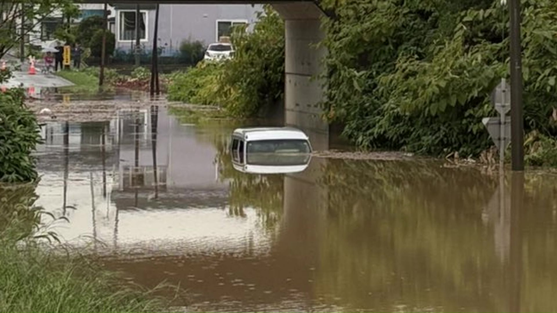 ほぼ水没してしまった車(北斗市 撮影:視聴者)