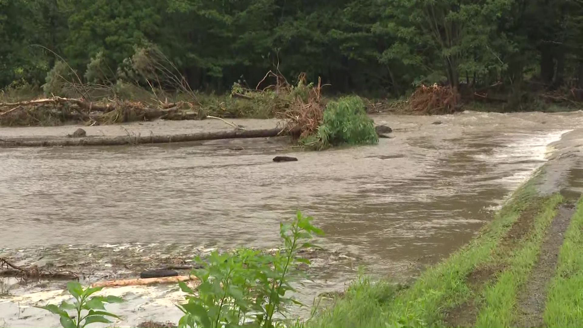 田んぼの隣の河川が氾濫し流れが変わってしまった