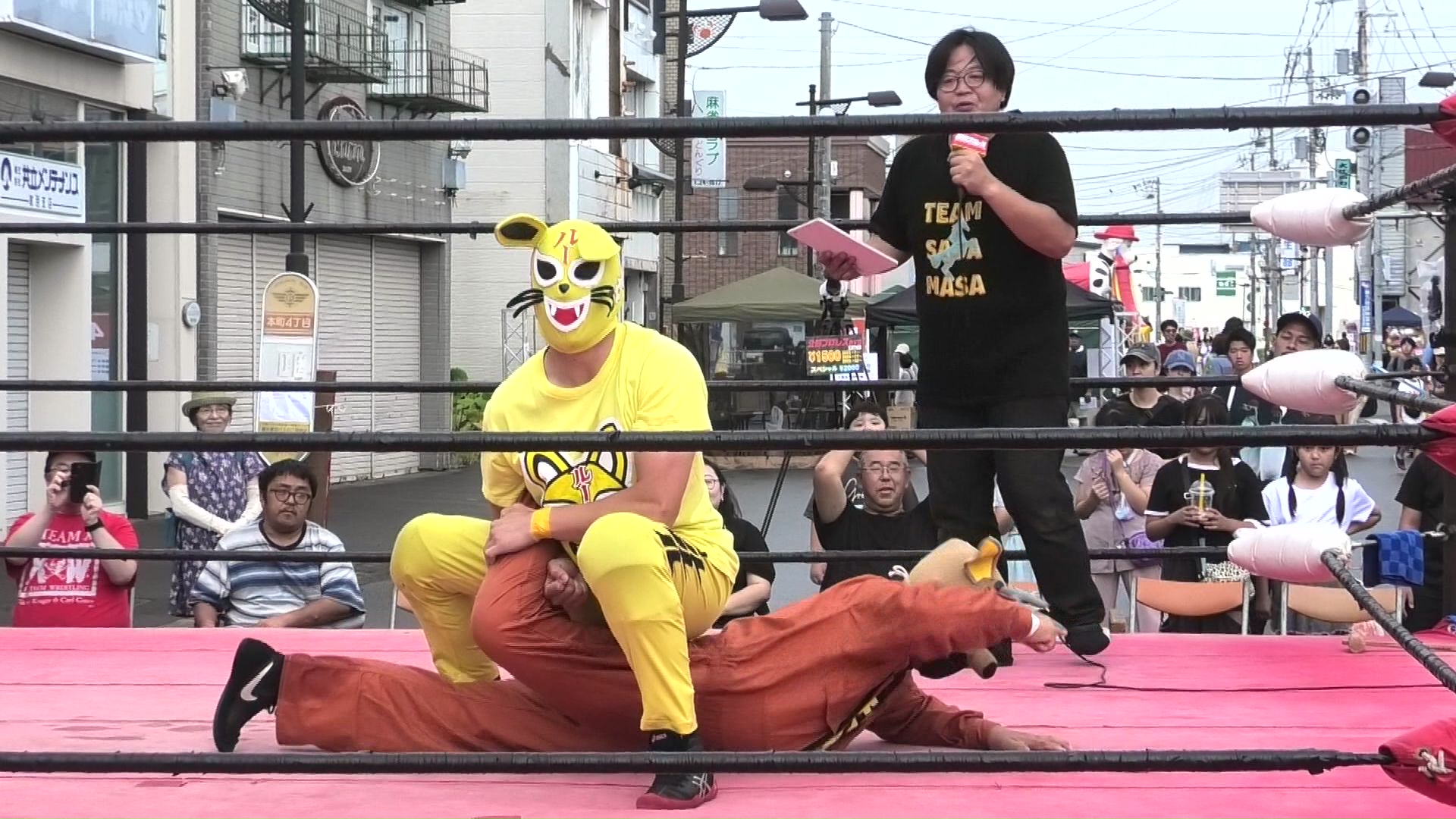 プロレスを見る機会が少ない子どもたちにルールと応援の仕方を説明