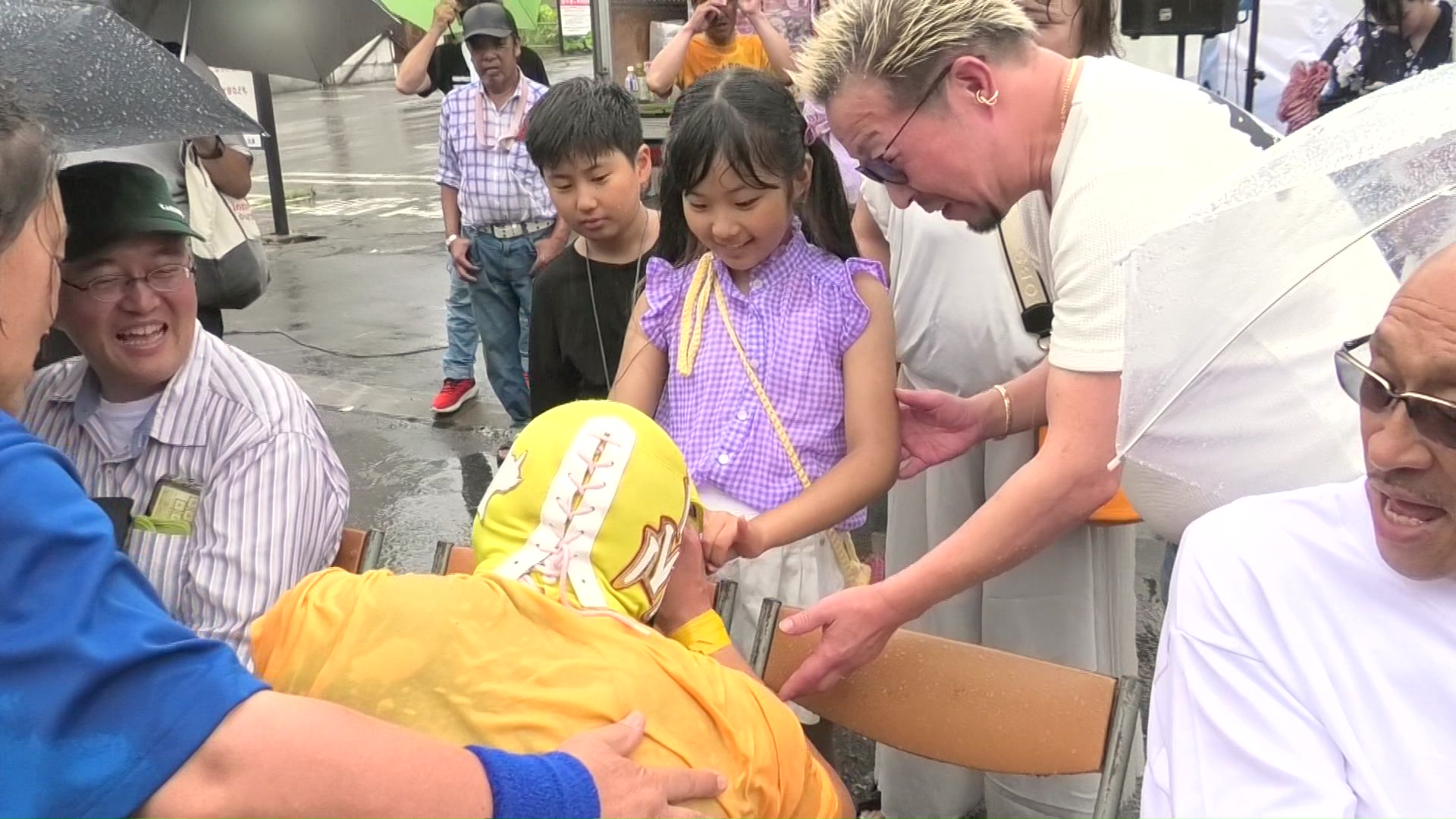 ルー選手の試合に子どもたちは熱中