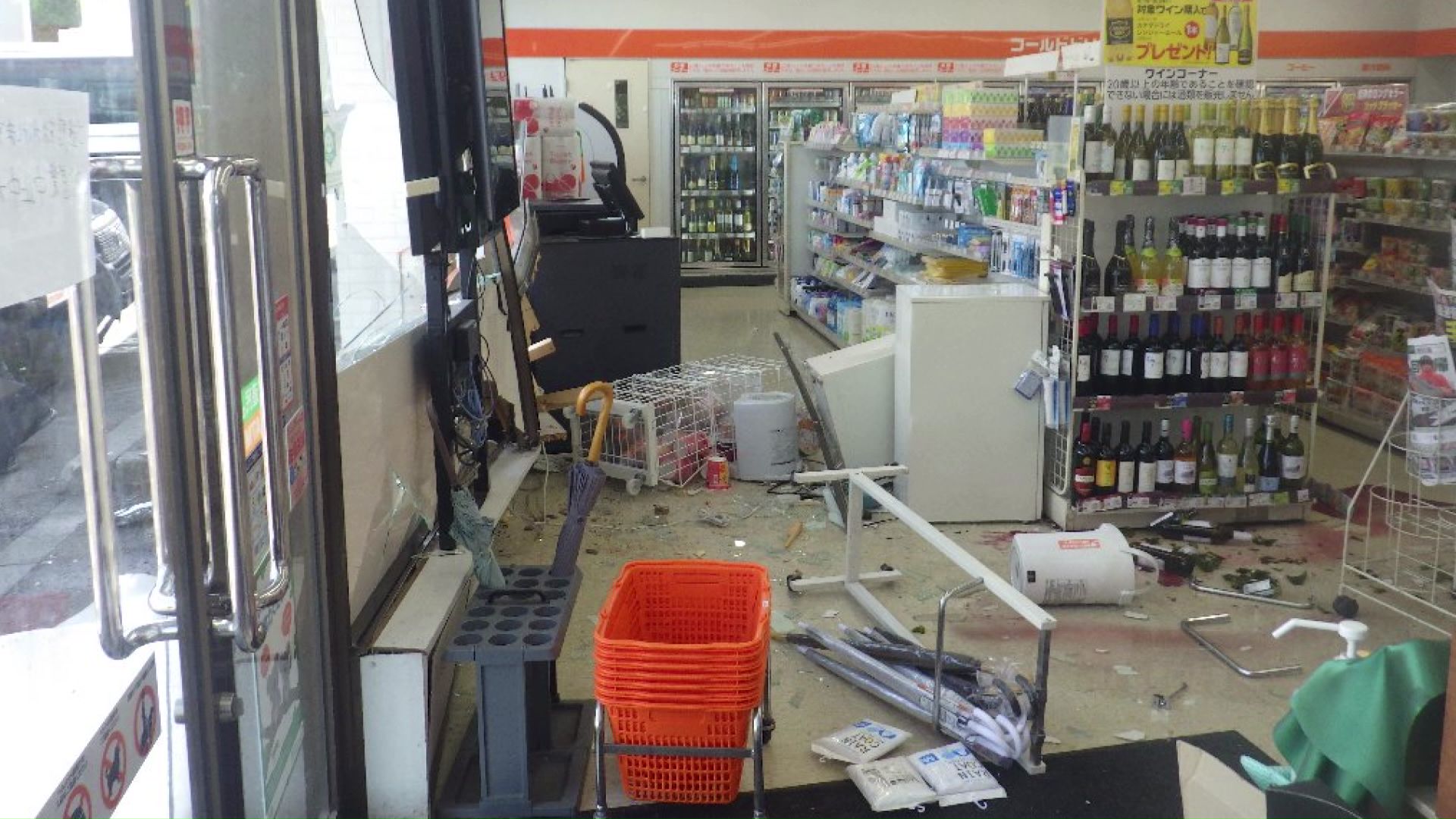 商品が散乱した店内の様子（提供：道警）