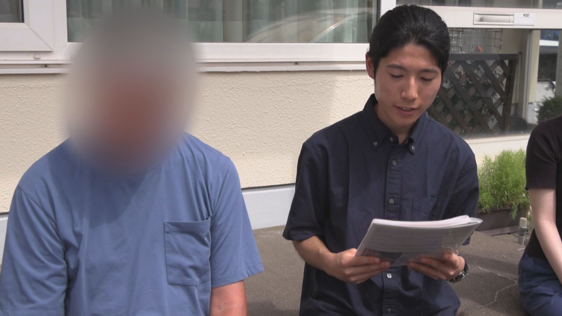 諏訪野さんの遺族に説明する宮田さん（写真右）