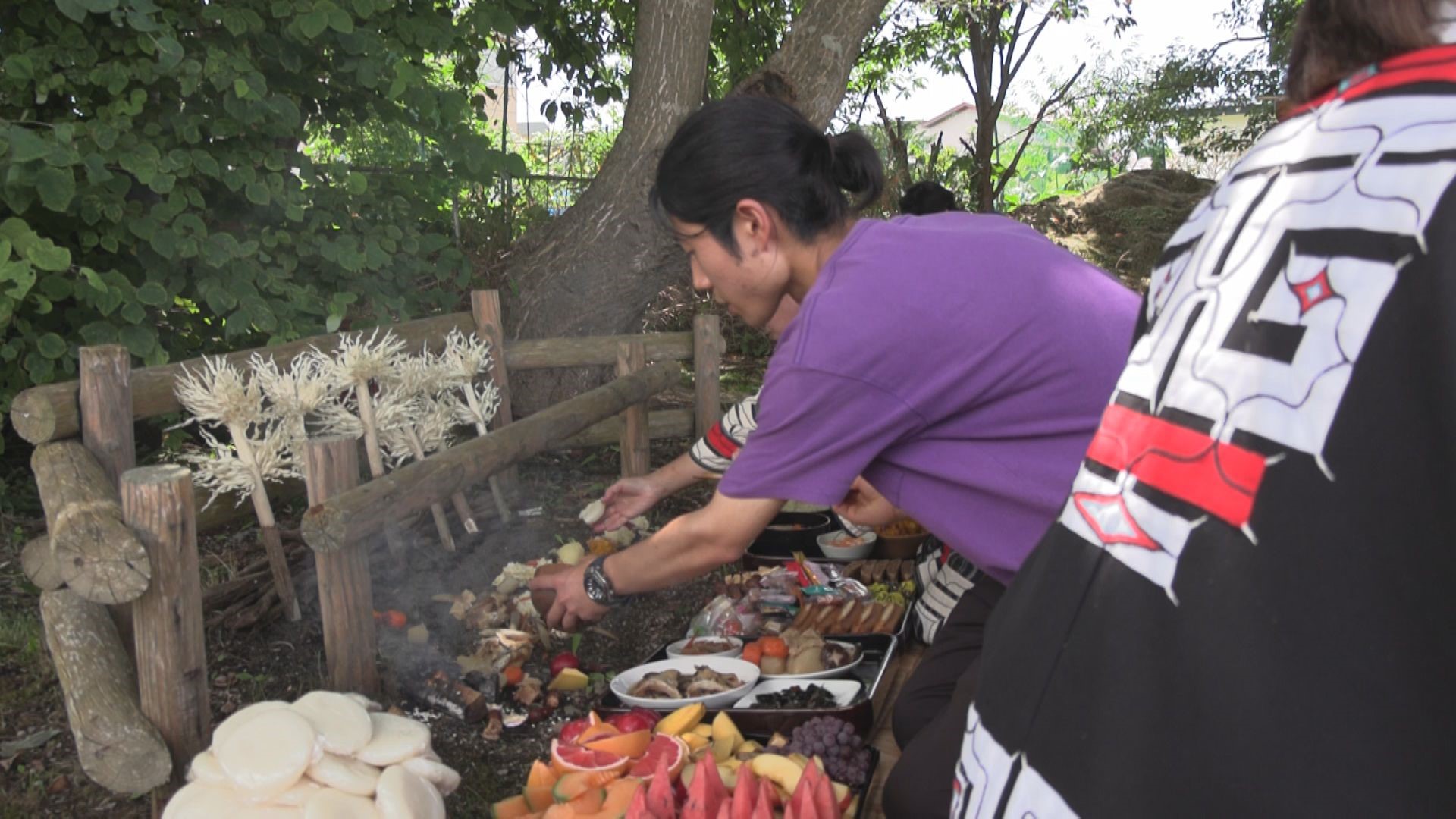 アイヌの伝統儀式に参加する宮田さん