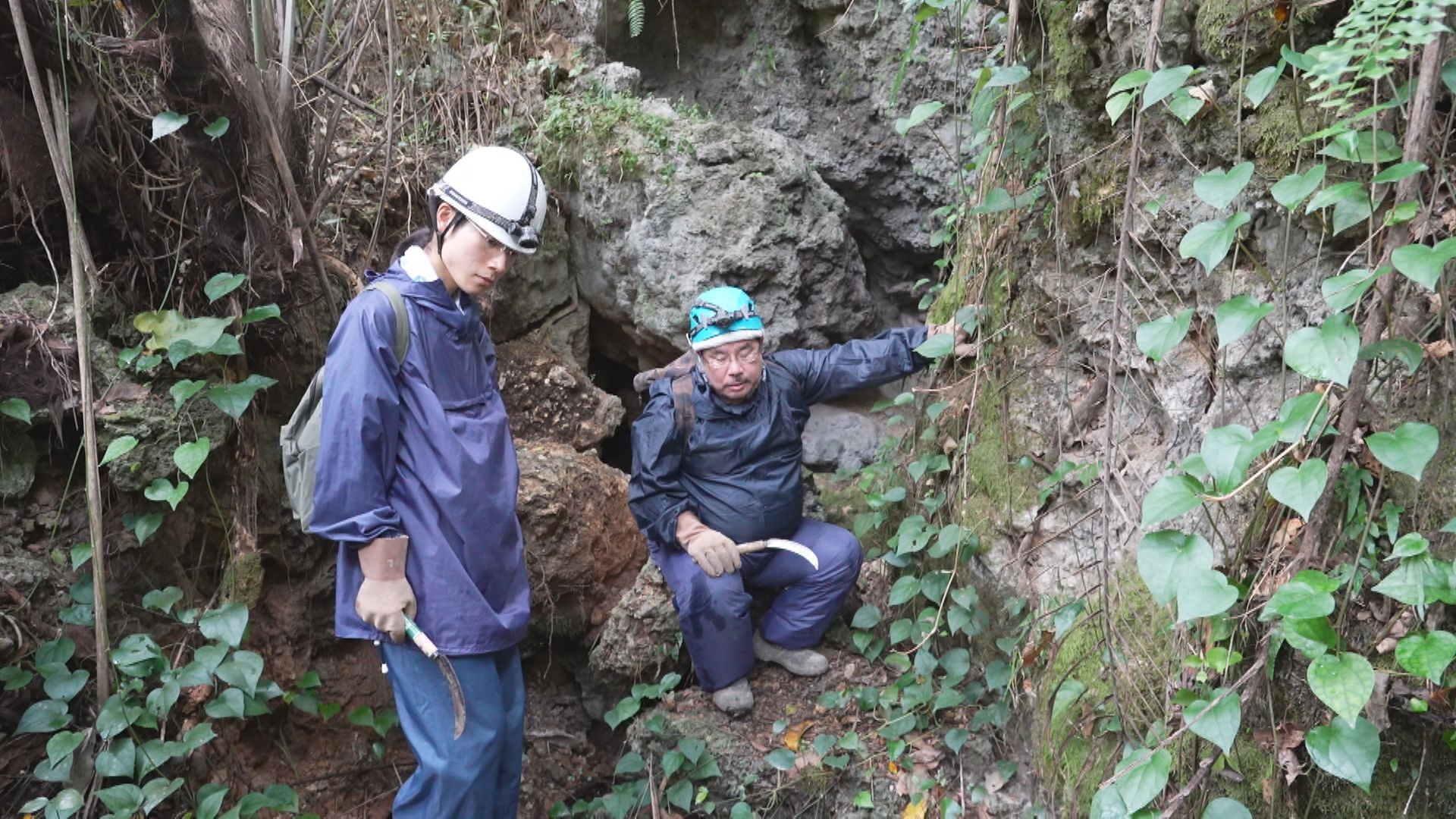 浜田さんから説明を受ける宮田さん(写真左)
