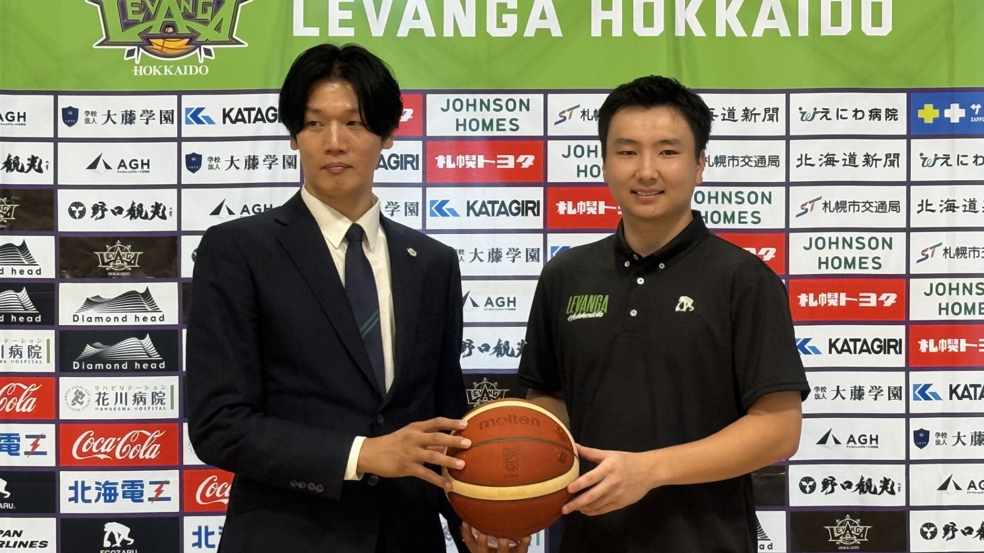 8月21日チーム合流前日記者会見に臨んだレバンガ北海道の富永啓生選手と桜井良太GM