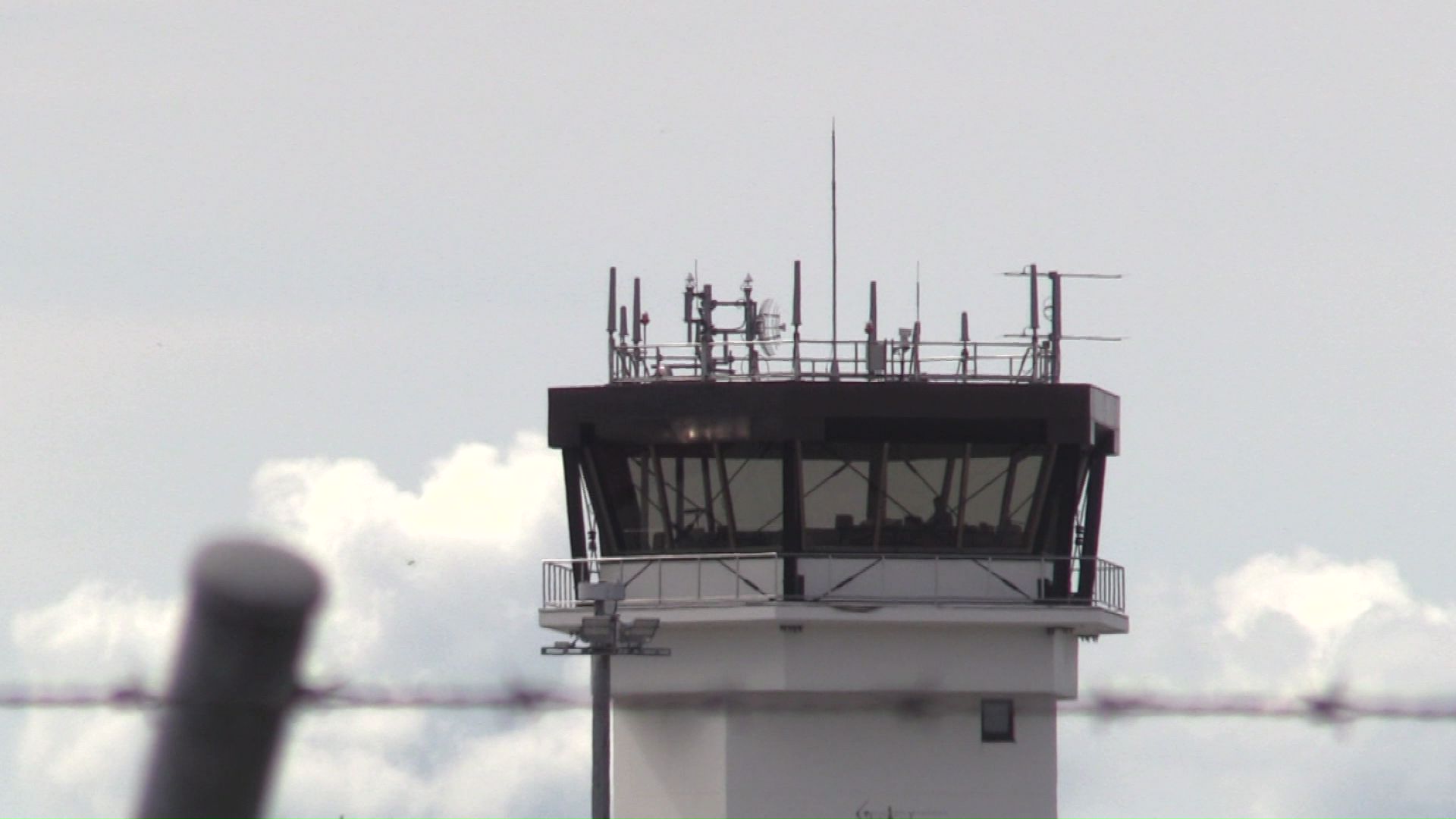 パイロット2人は管制の担当者への確認を失念