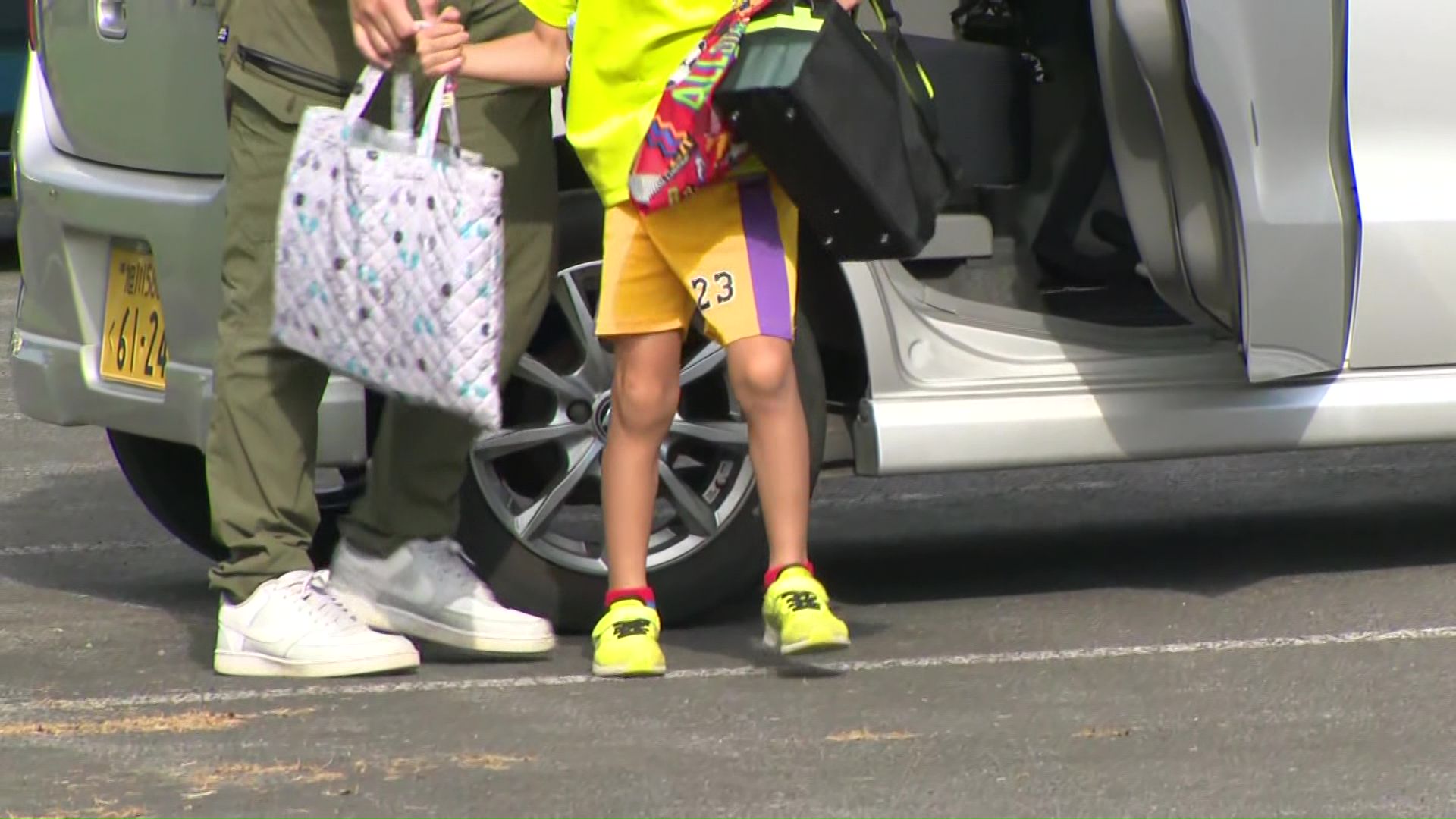 保護者による車での送迎が続く