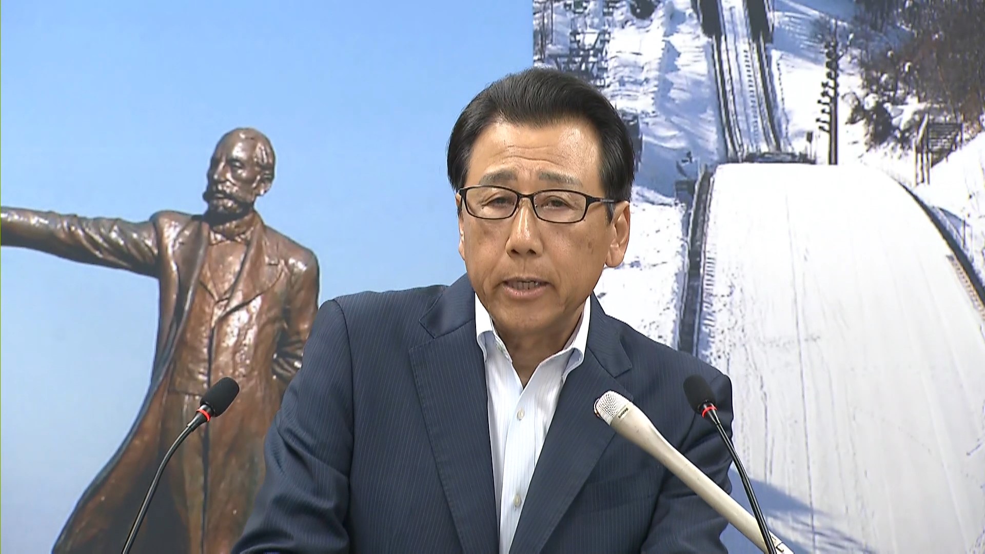 札幌市で発見されたクジラの化石について話す秋元克広札幌市長