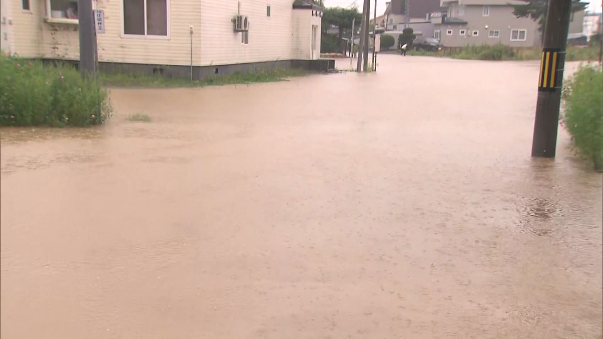 濁った水で路面が見えない状態