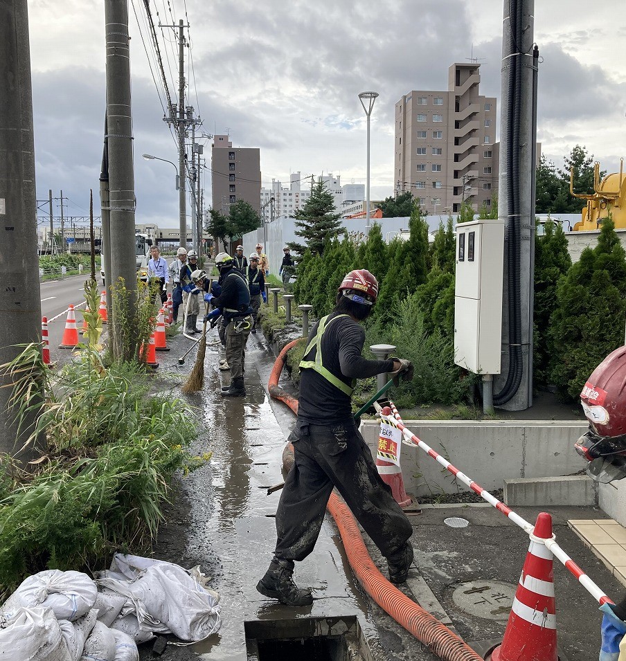 撤去・回収作業の様子（提供：鉄道・運輸機構）