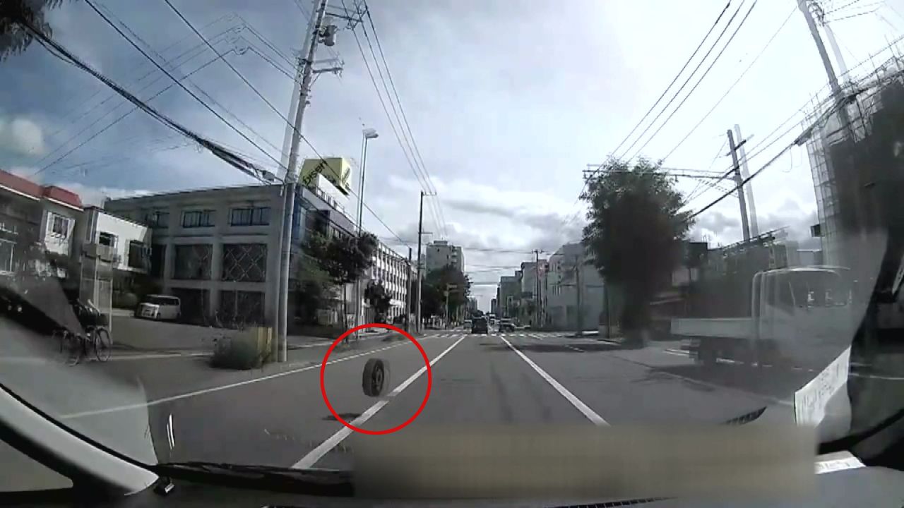 1本は対向車線まで転がり車にぶつかる(提供:視聴者)