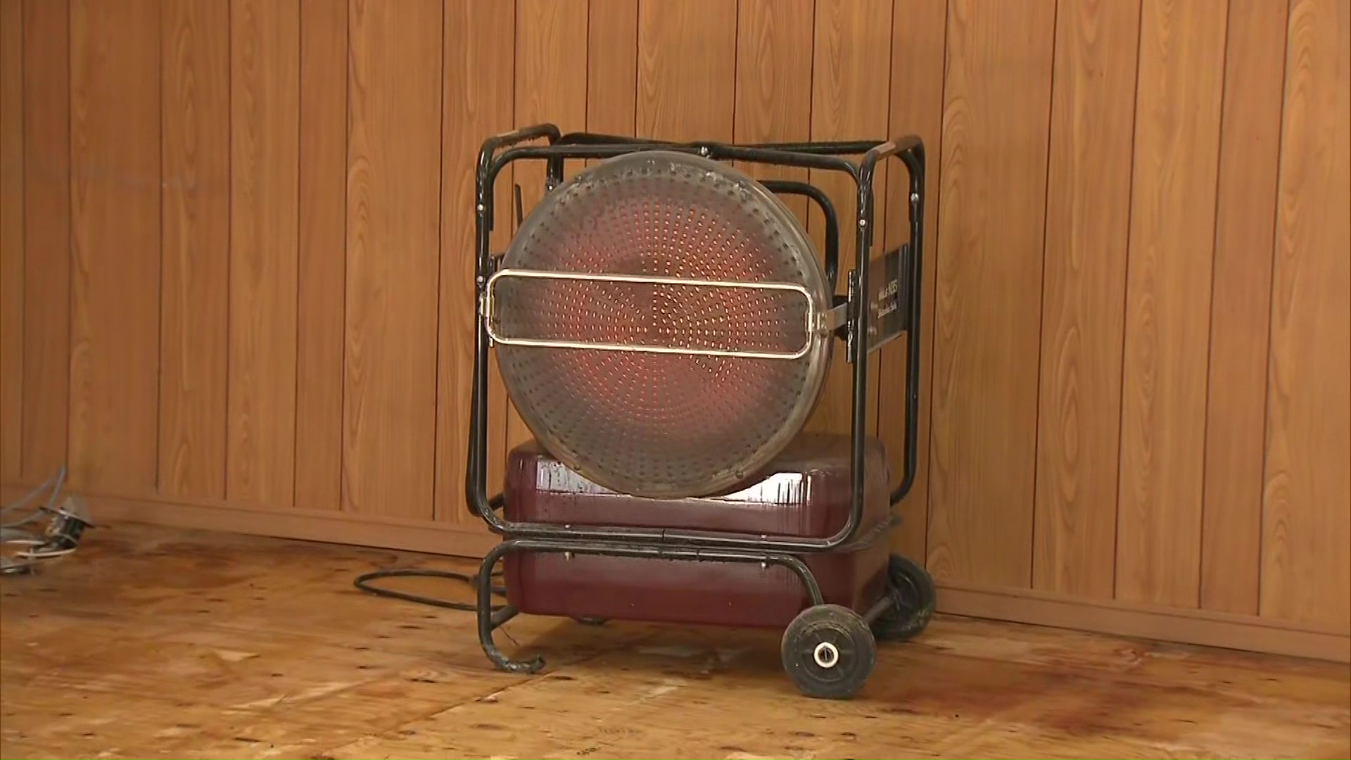 ヒーターを使い床を乾かす