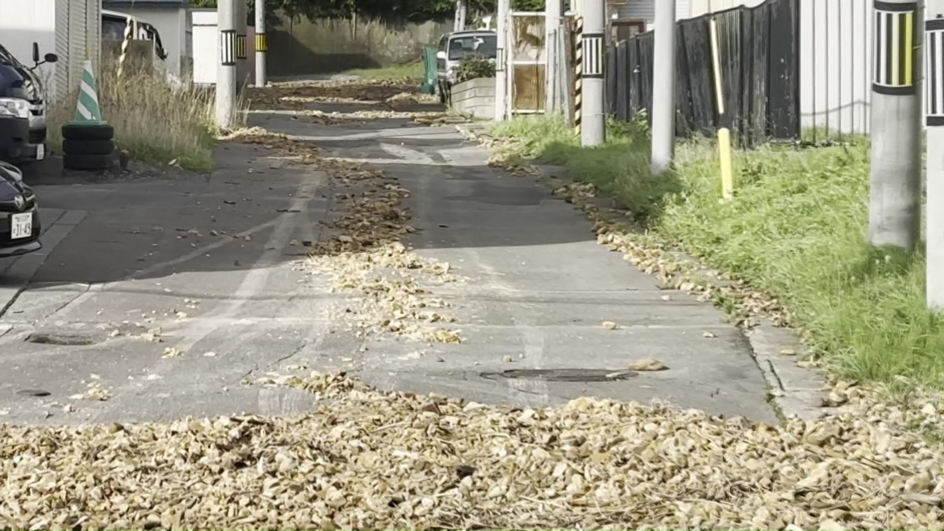山から流れ出した土砂が稚内市の道道に(27日)
