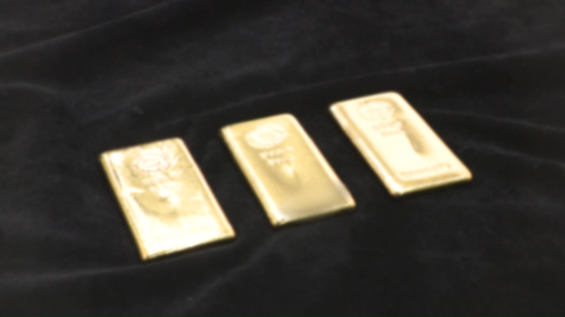 高齢者に金の購入を迫る特殊詐欺(イメージ)