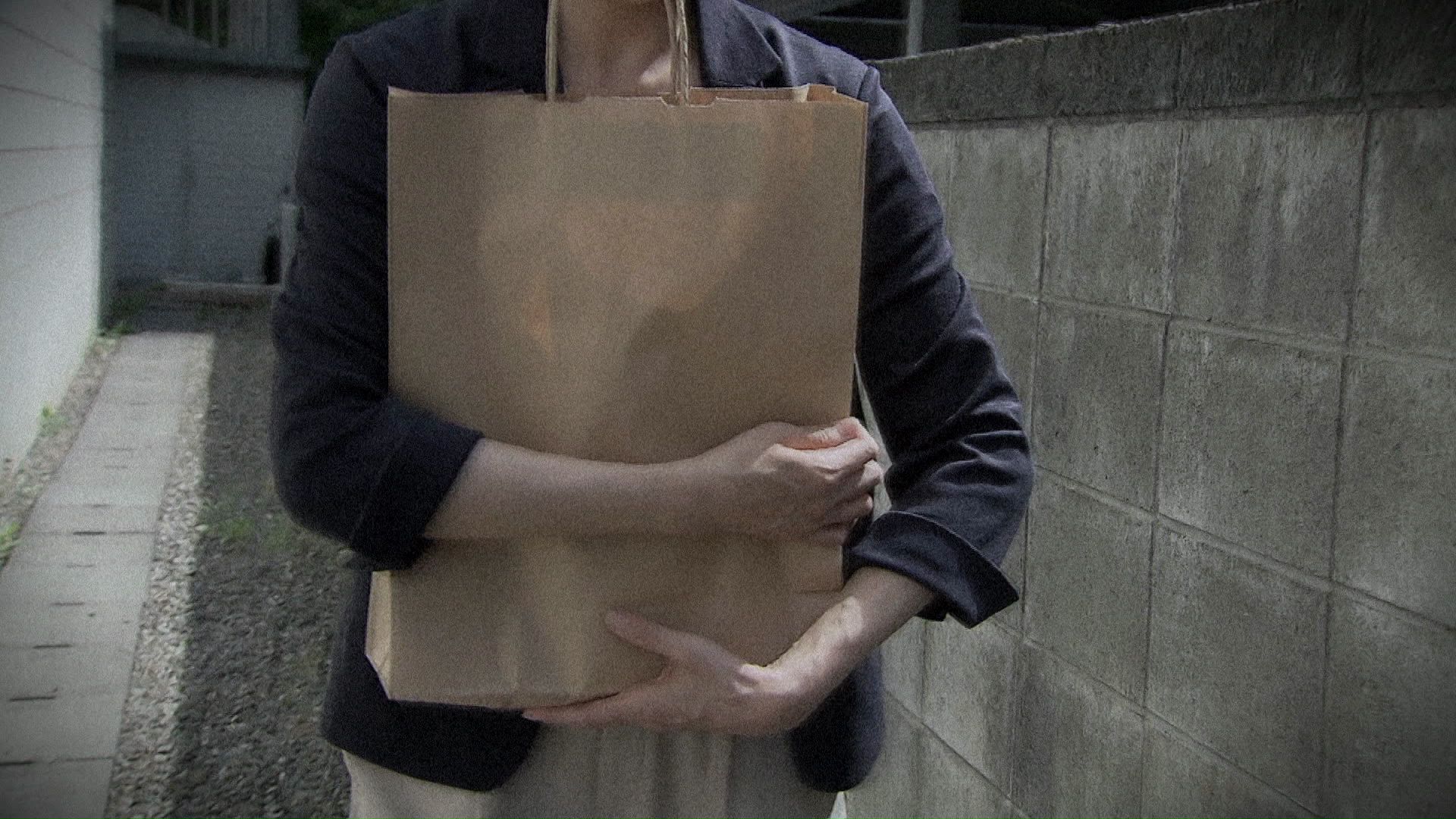 女性は指示された通りに金を購入し段ボールに詰め玄関に置いた(イメージ)