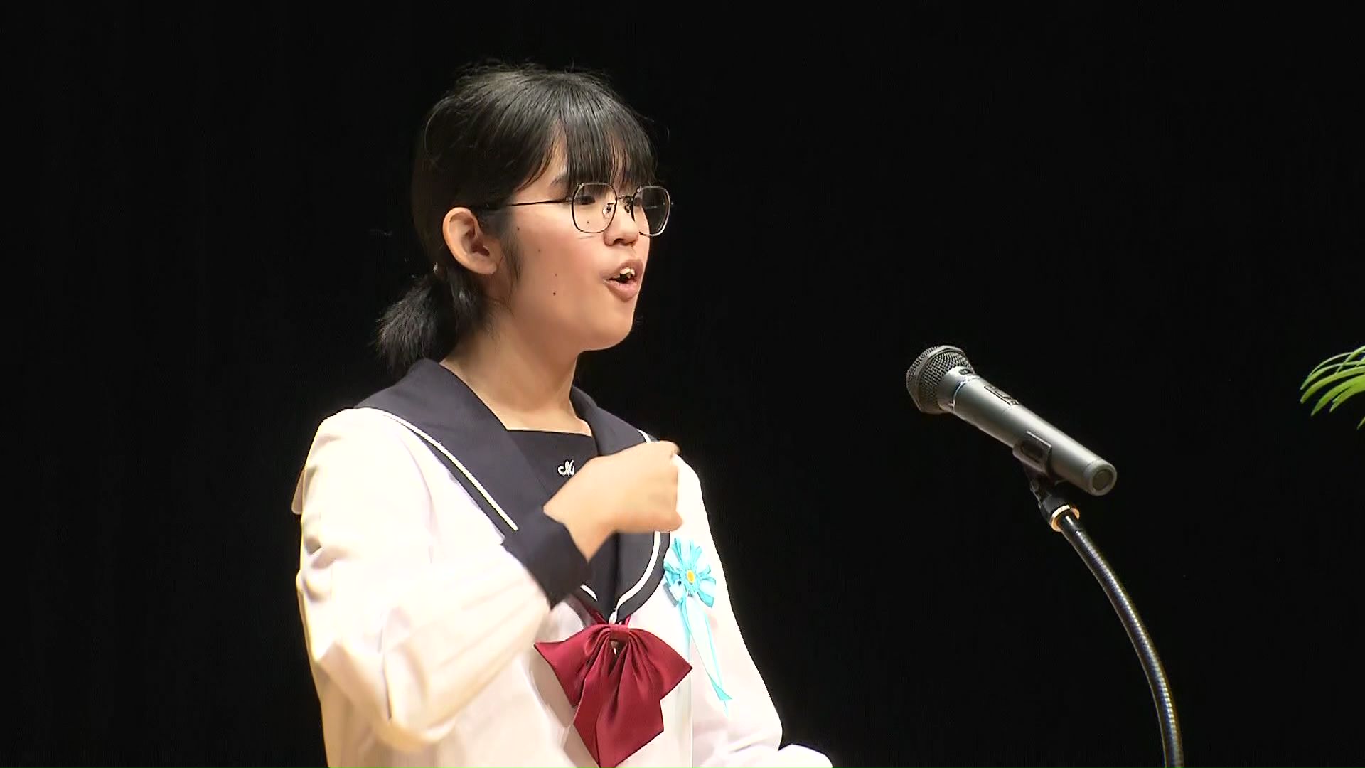 手話を交えて“主張”を話す中学生