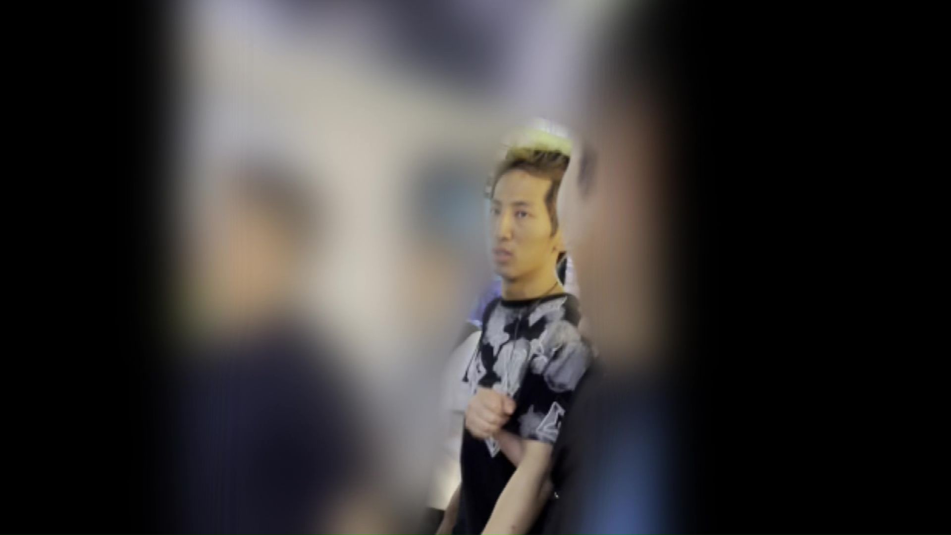 警察の任意同行に応じる男（撮影：視聴者）