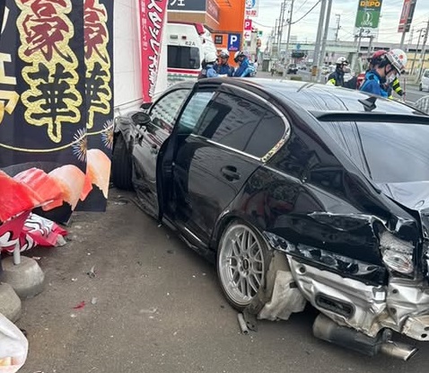 事故を起こした乗用車(撮影:視聴者)