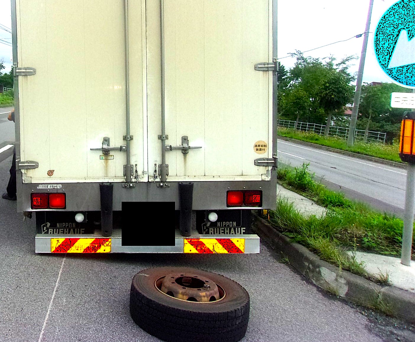 タイヤが脱落した大型トラック（提供：道警）