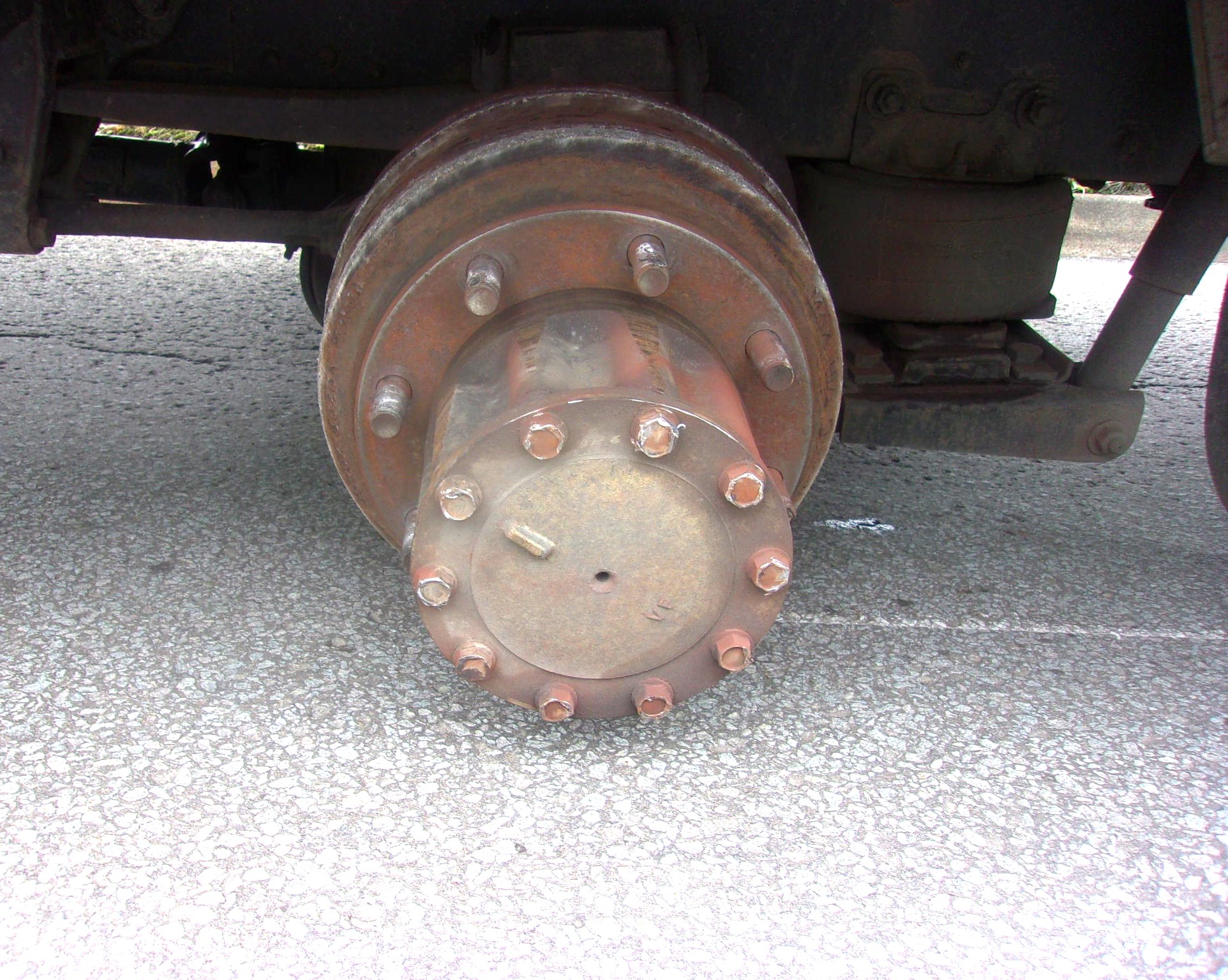 タイヤが脱落した大型トラック(提供:道警)