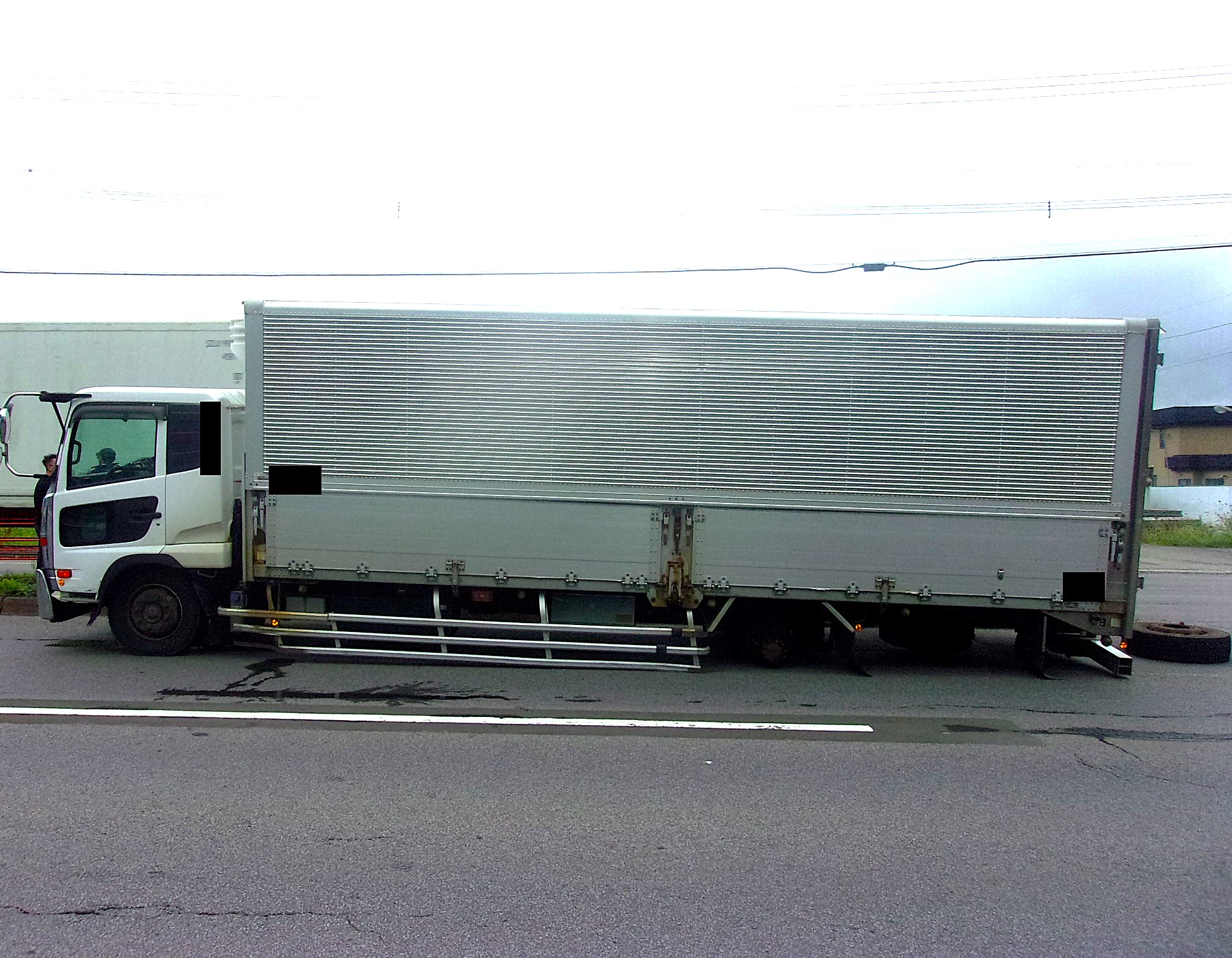 タイヤが脱落した大型トラック（提供：道警）