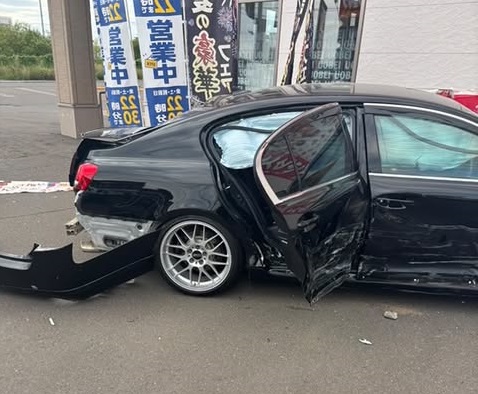 事故を起こした乗用車(撮影:視聴者)