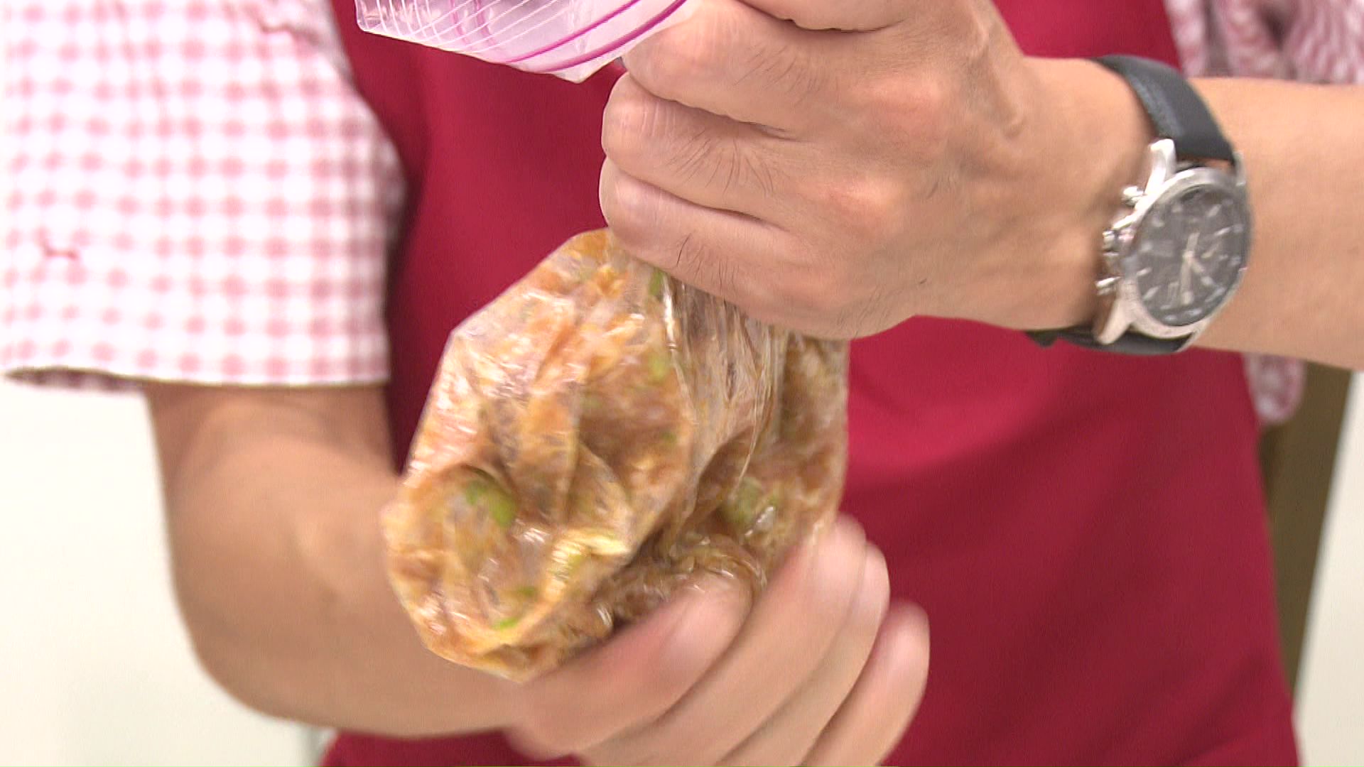 保存袋に具材をまとめて混ぜる