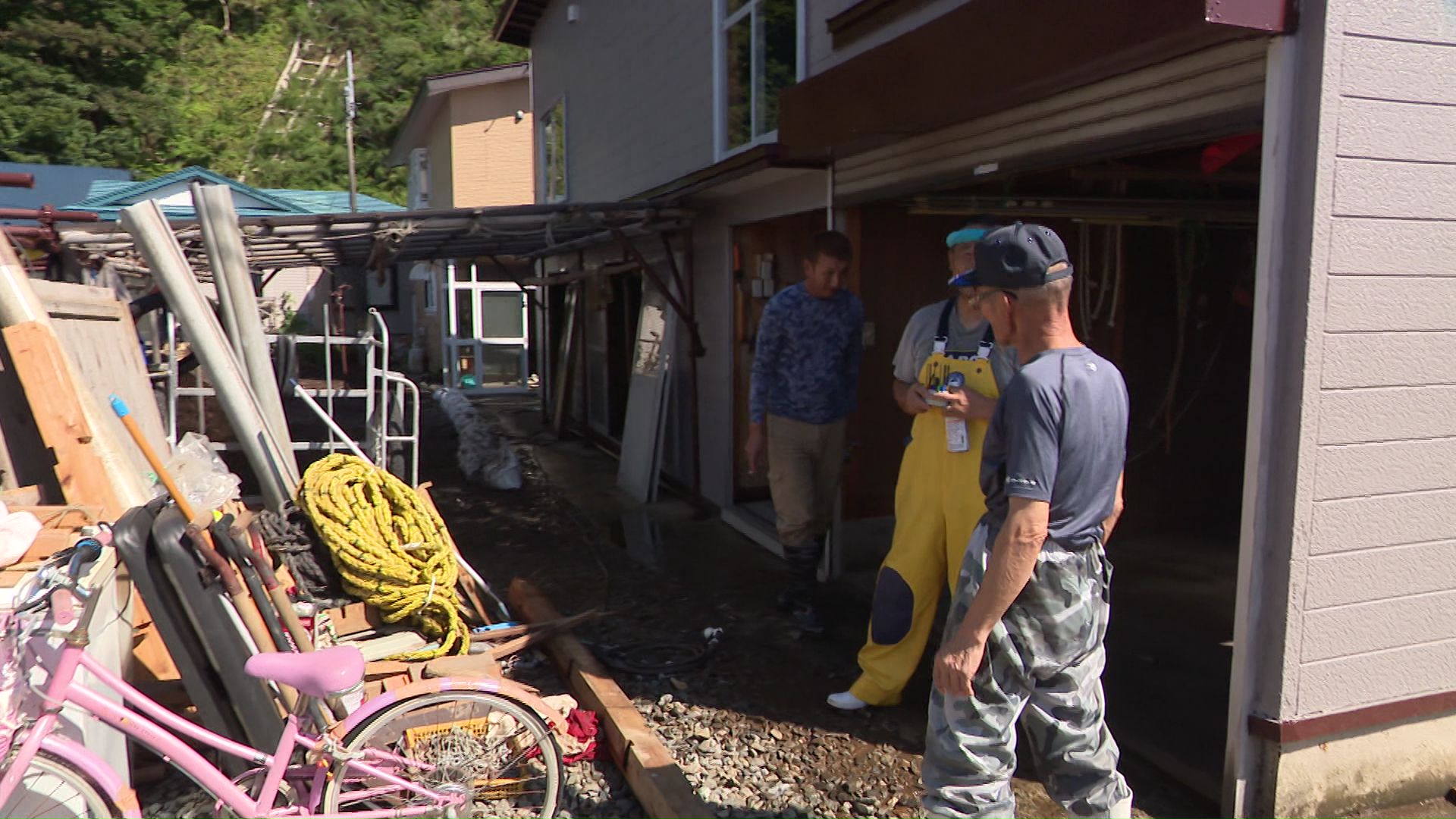 コンブ干しをしていた小屋の一部が床上浸水