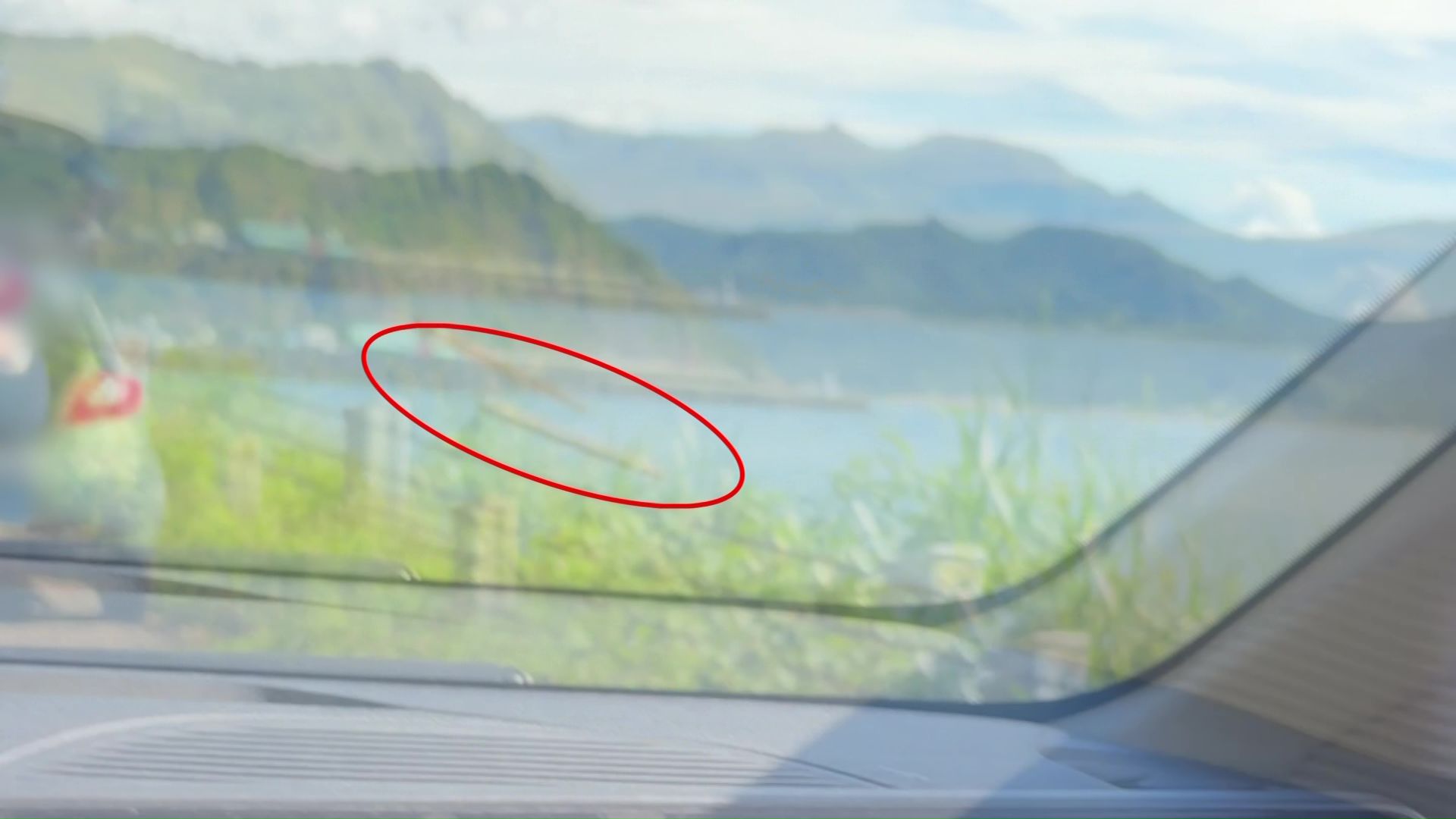 ごみを次々と海に