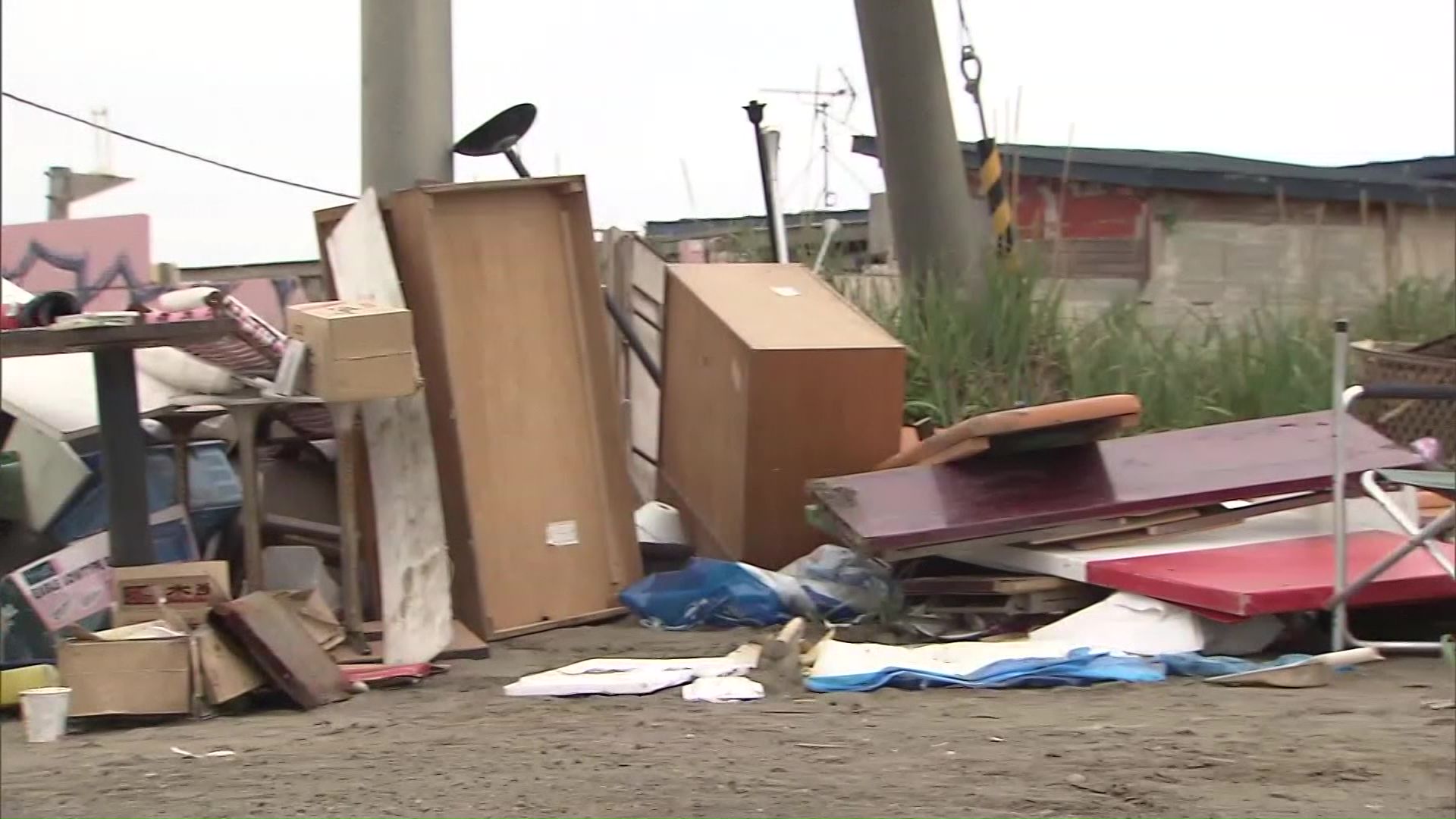 おたるドリームビーチに捨てられた大量のごみ(2015年)