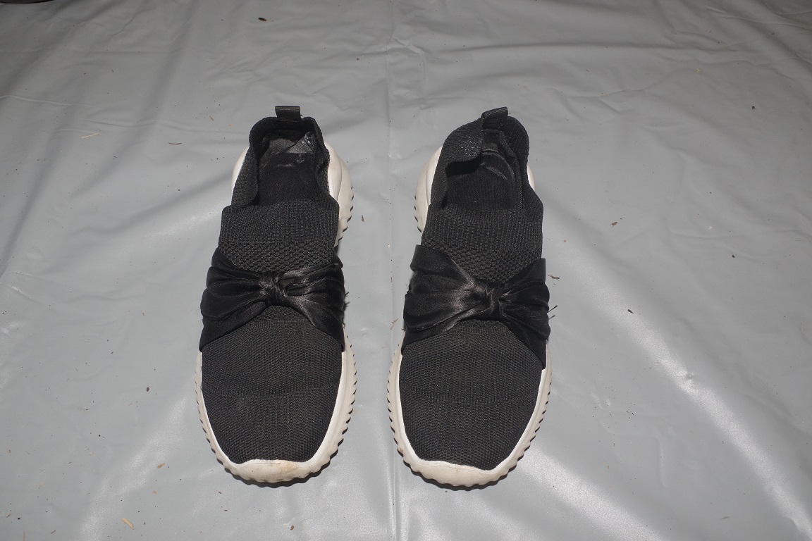 女性がはいていた靴