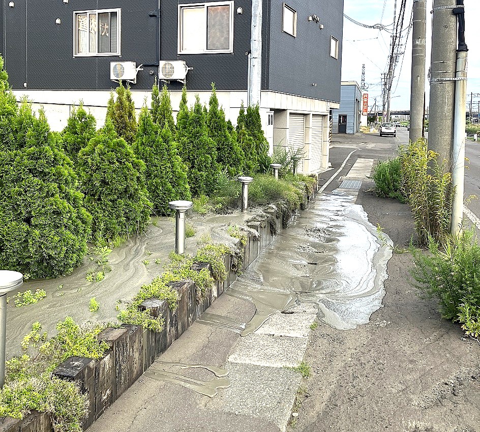 8月26日に泥や土が漏れ出した歩道(提供:鉄道・運輸機構)