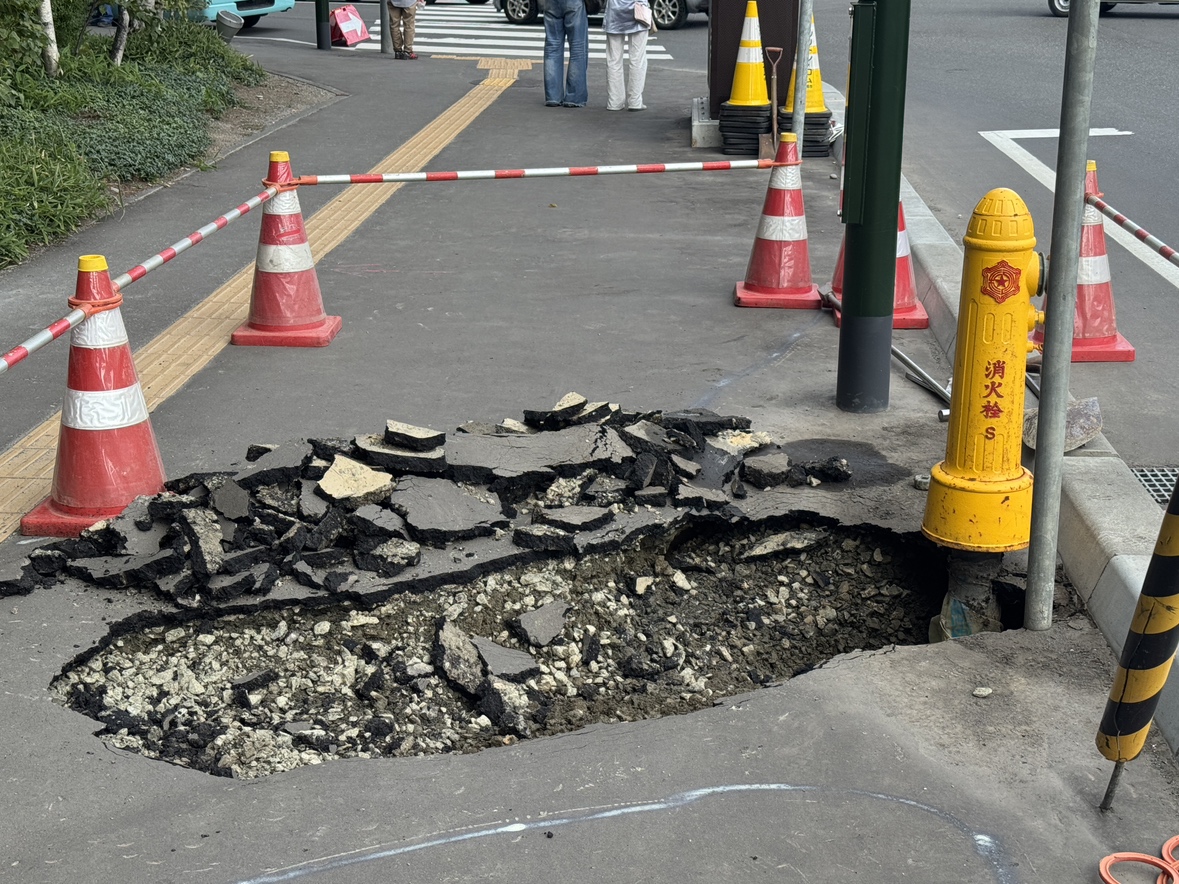 道路が陥没した現場