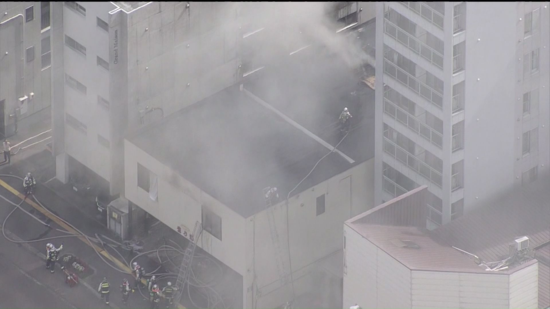 窓やダクトからも煙が…