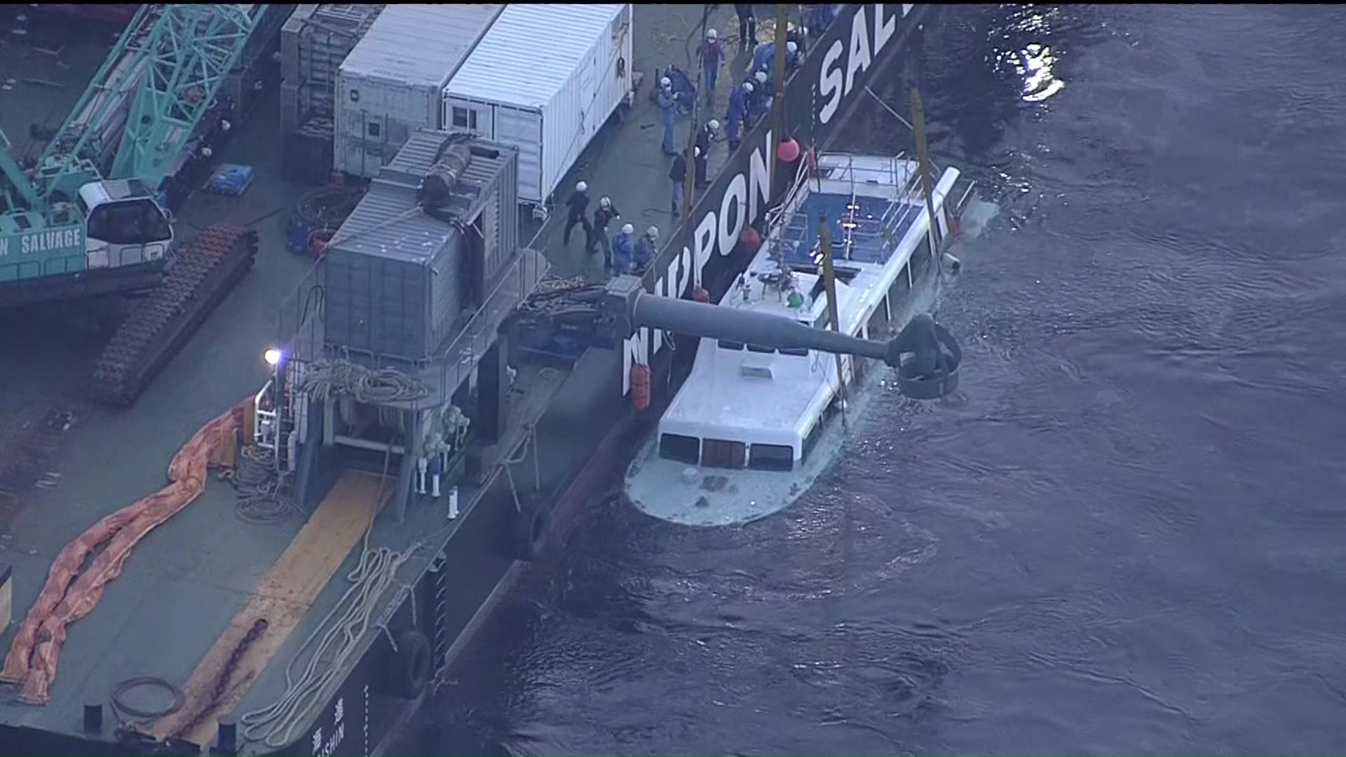 海底から引き上げられた「KAZU1」