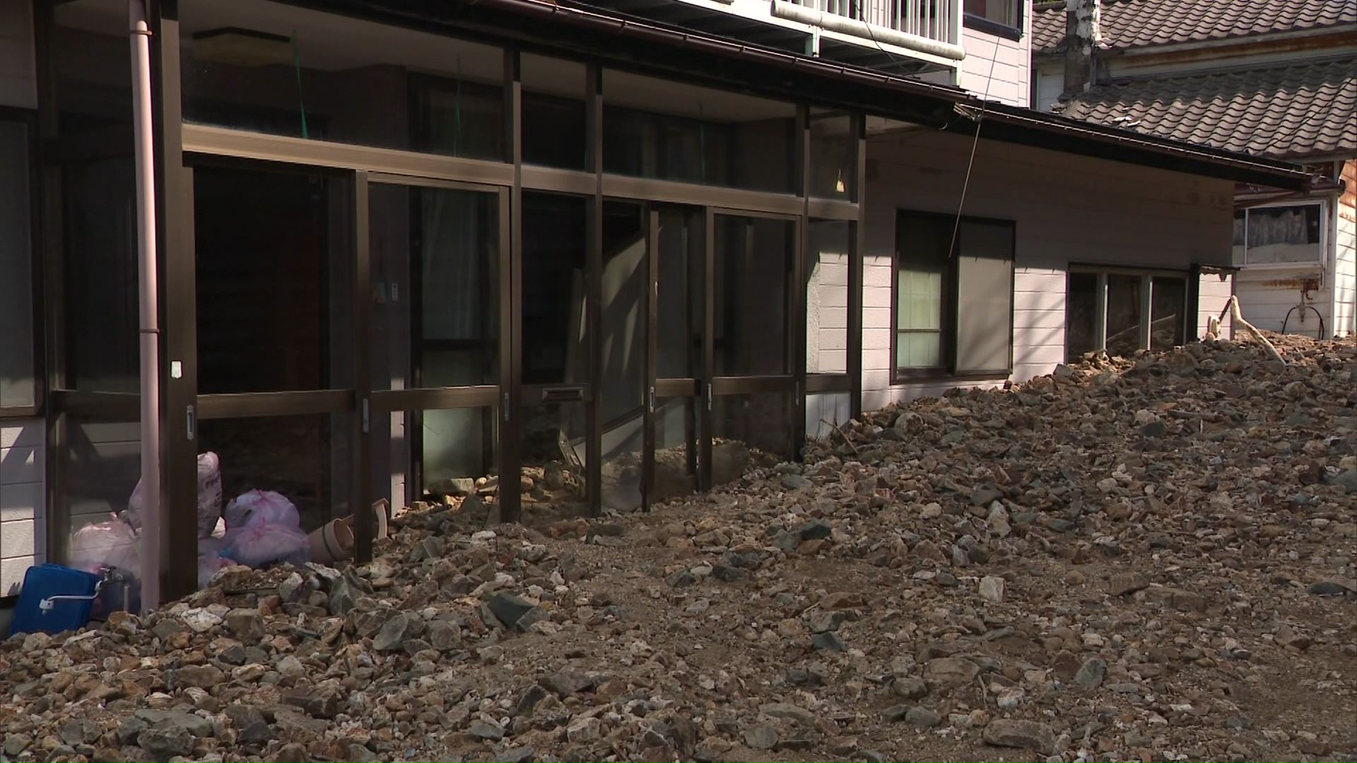 住宅の庭に積み重なった土砂