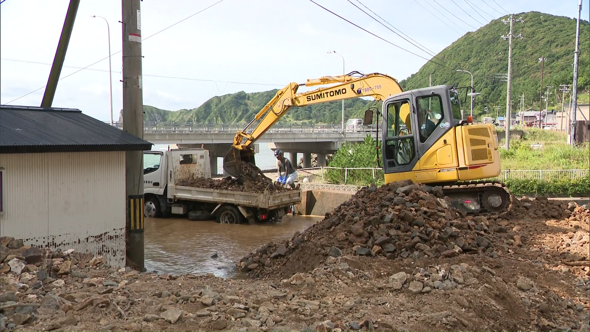 【大雨被害】土砂の撤去作業始まる＿泥水や土砂が流れ込んだ函館市原木町＿住民は「ありがたい」、一方コンブ漁師からは「年内無理かも」と不安の声＜北海道函館市＞