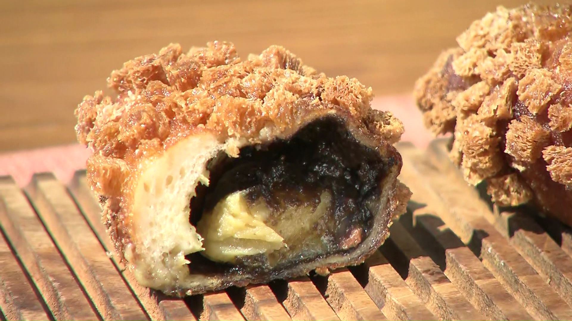 甘いサツマイモペーストが入ったカレーパン