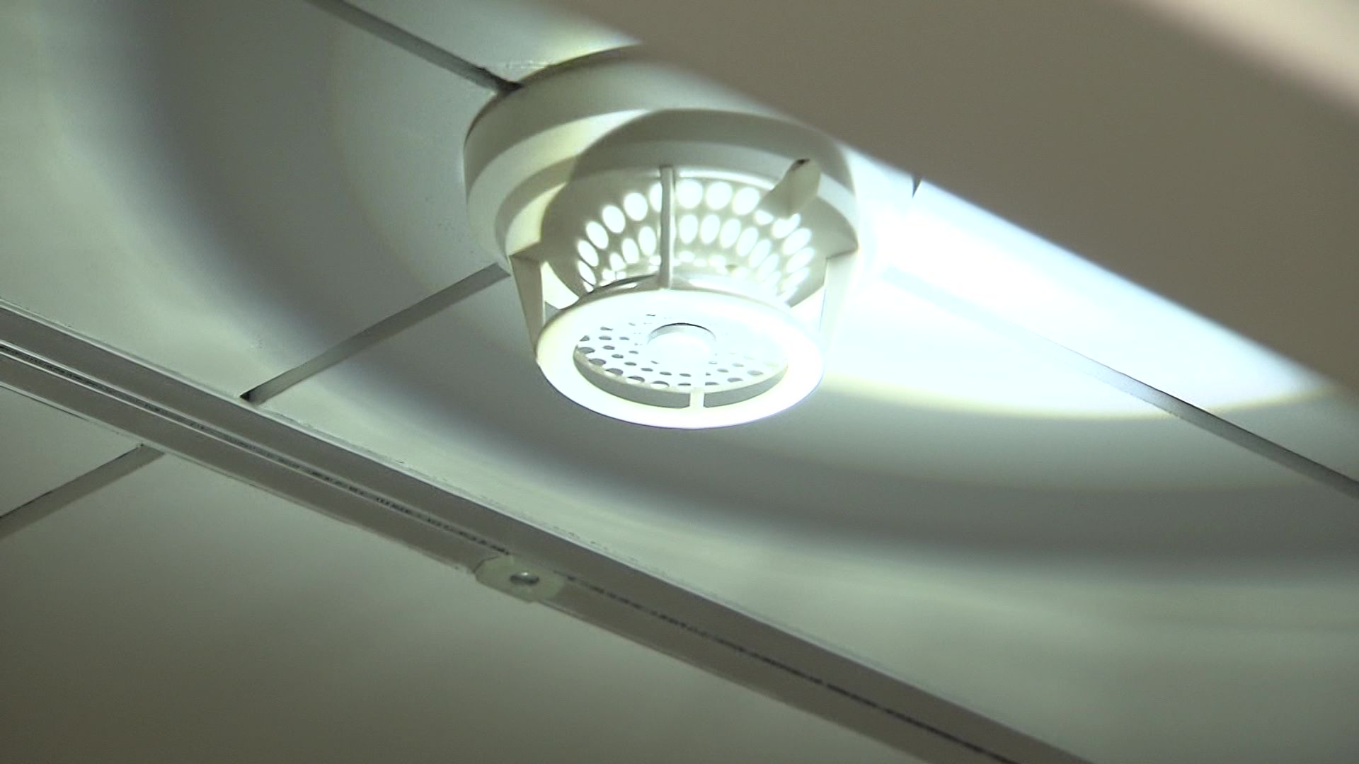 「点検口を開けてネジ型カメラに交換しやすい」と指摘