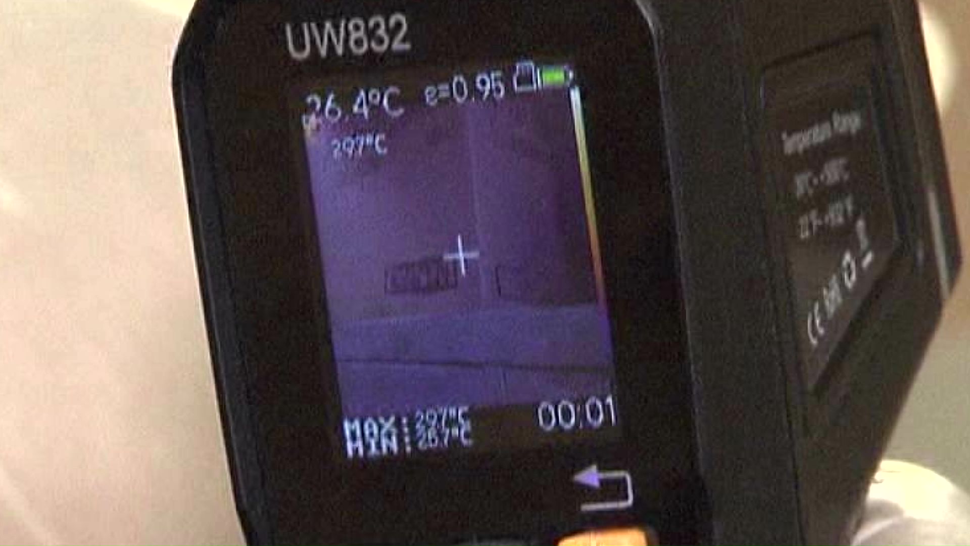 専用機器で電波やWi-Fiを発している機械が隠されていないか調べる