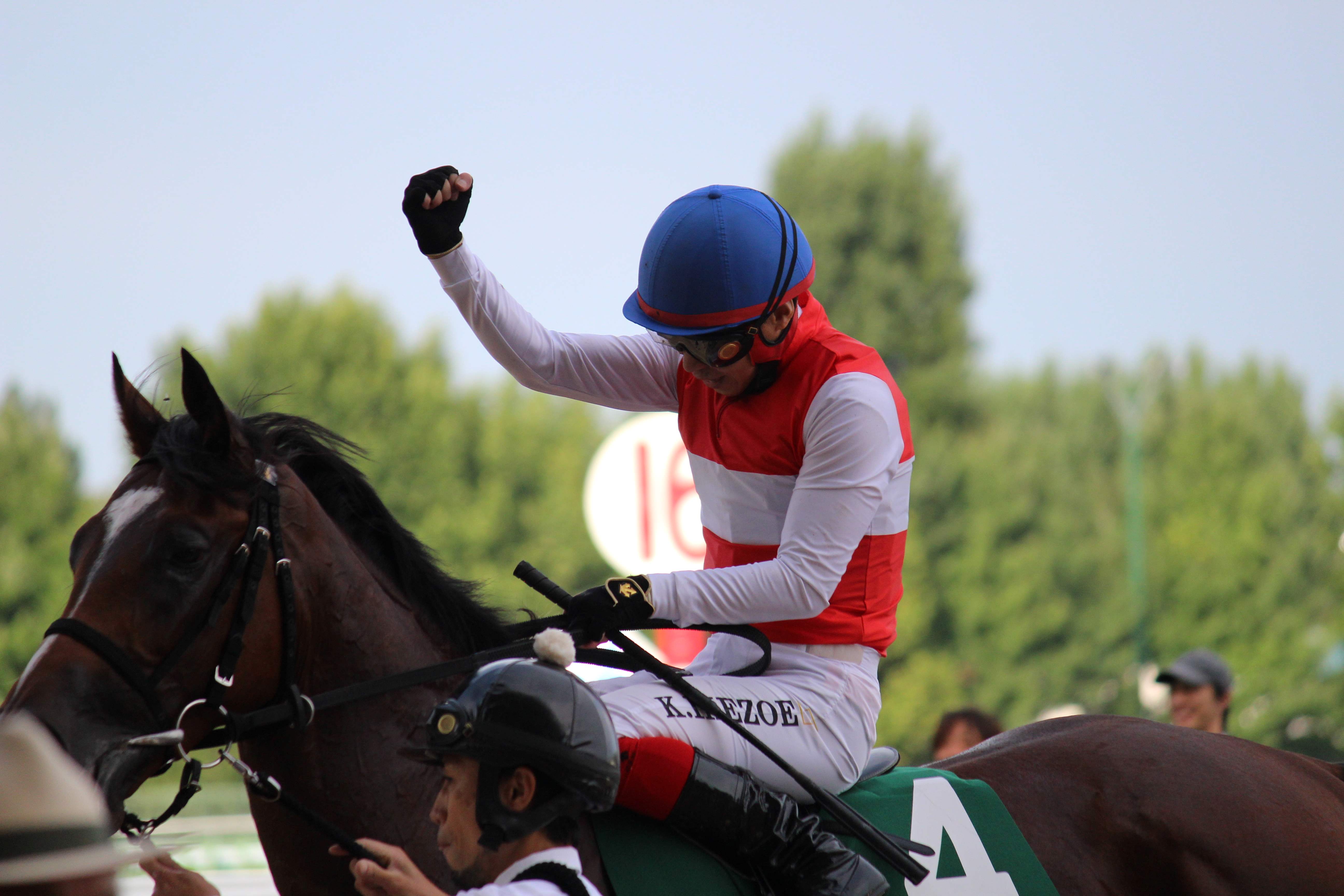 札幌2歳Sを制しガッツポーズする池添謙一騎手