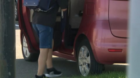 近くの小学校では保護者による送迎のほか、ジャンボタクシーを手配へ