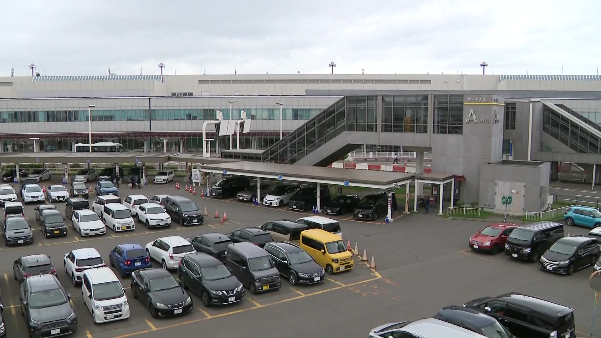 空港に近いA・B駐車場(計4216台)は10月からは約3倍の3500円に