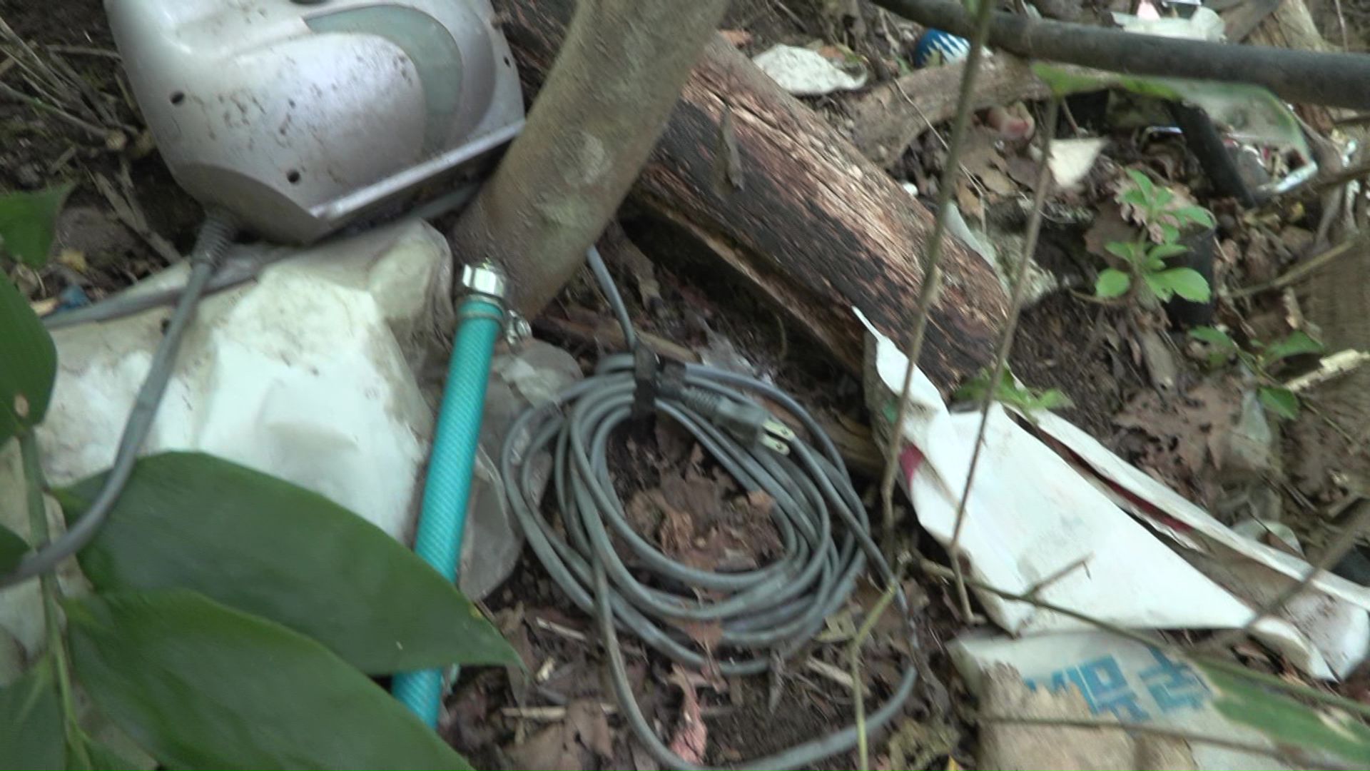 現場には大量のごみが