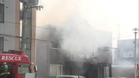 放火され炎上する共同住宅（2022年9月）