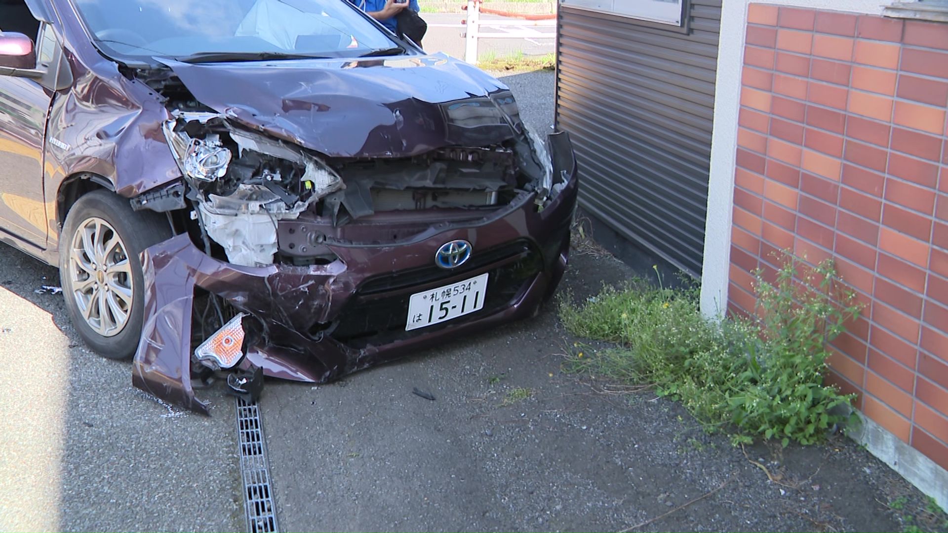 事故の大きさを物語る車のへこみ