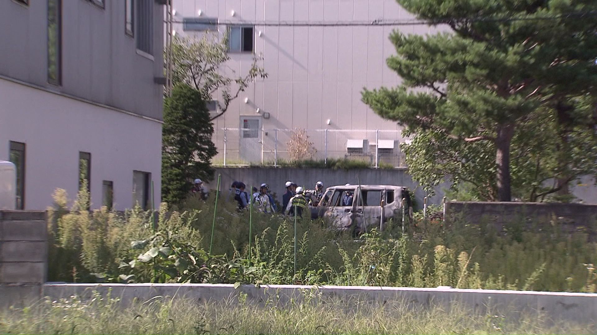 現場は共同住宅付近にある駐車場