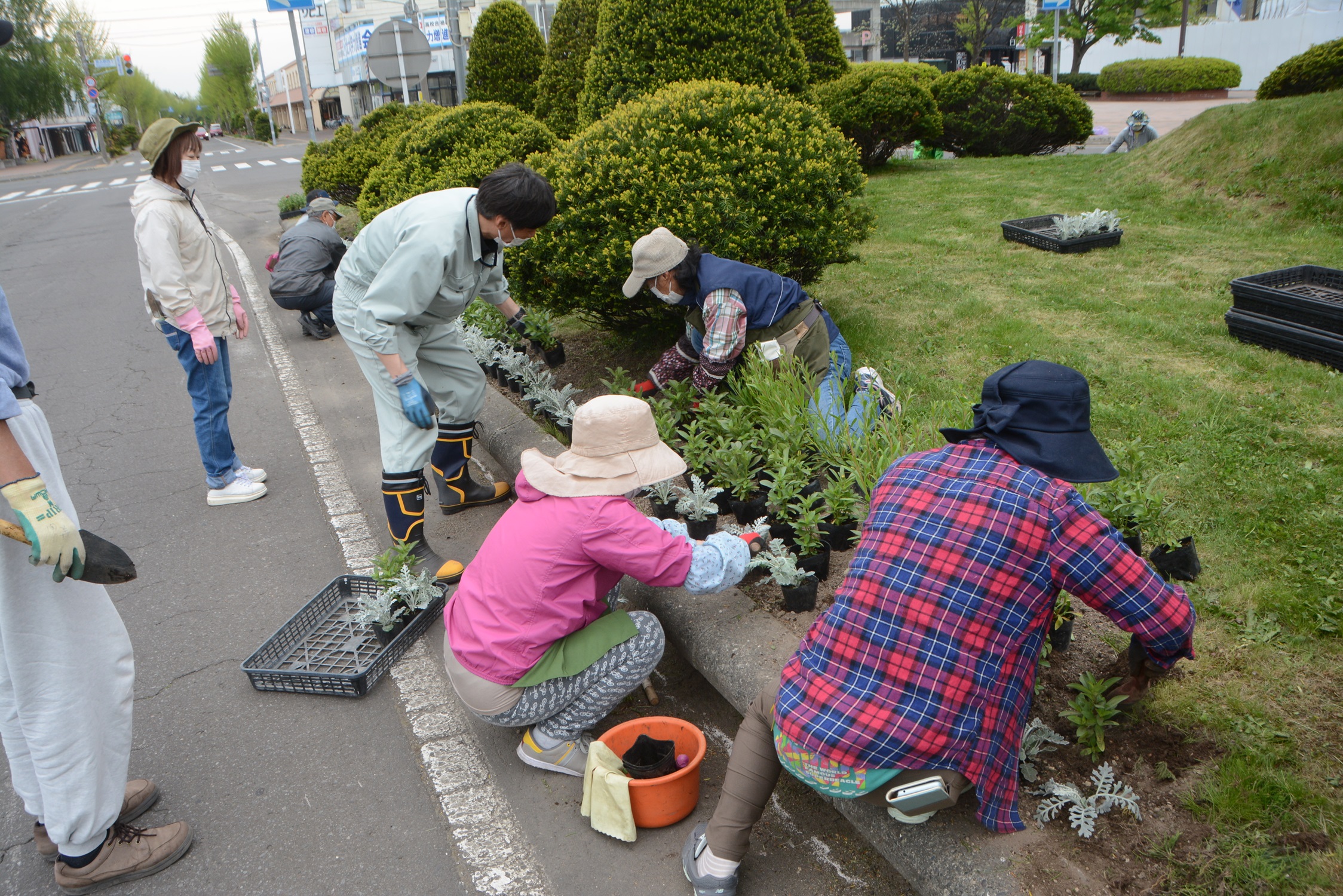 市民の花植えの様子(提供:恵庭市)